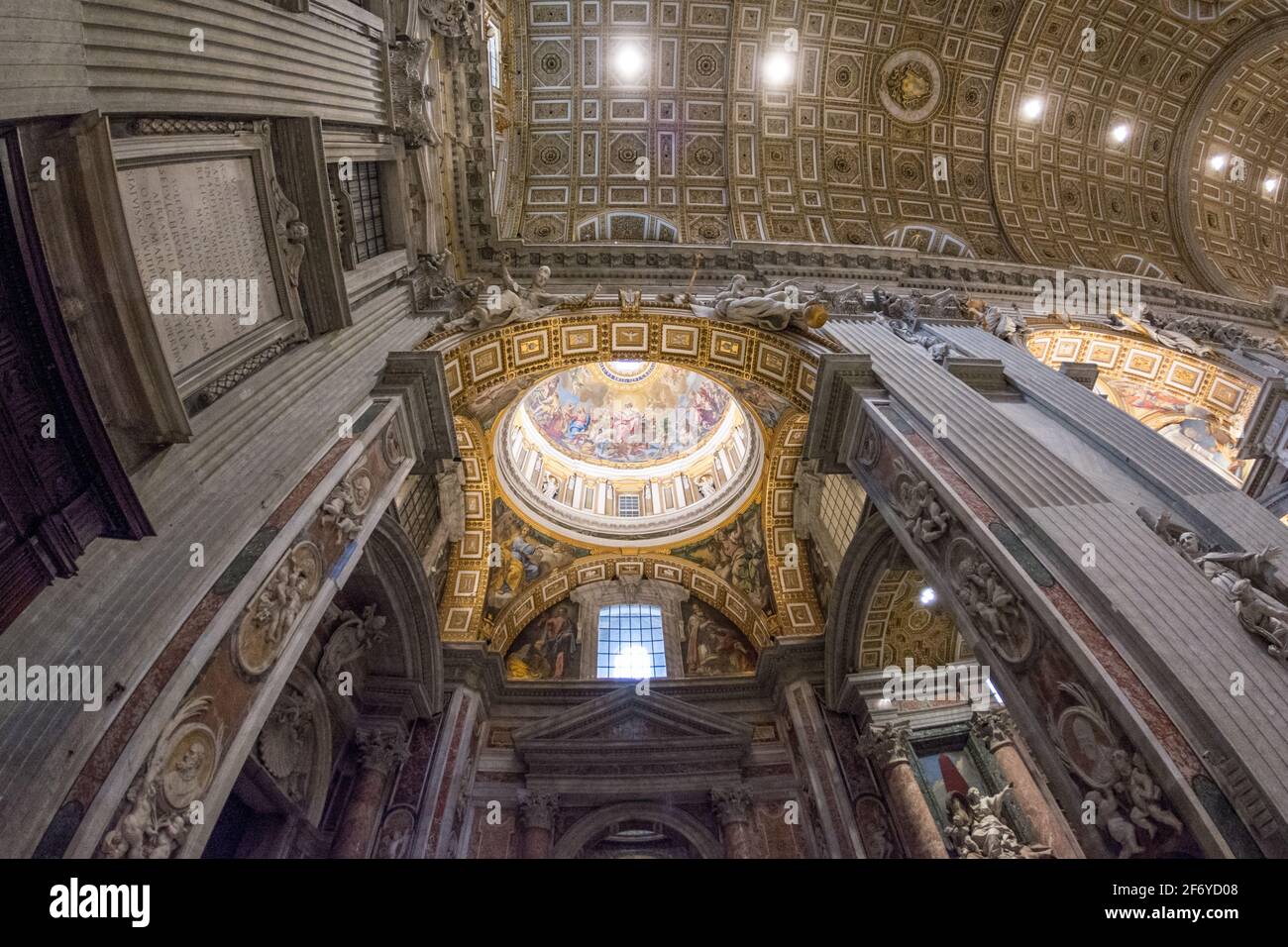 Rome, Italie - 06 octobre 2018 : intérieur de la basilique Saint-Pierre, Cité du Vatican, Vatican Banque D'Images