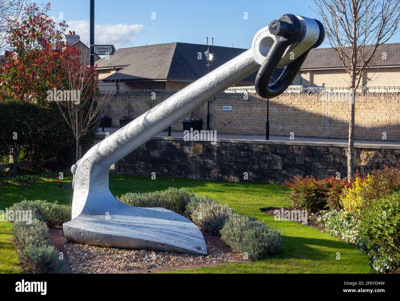 Un point d'ancrage historique de navire exposé dans un petit jardin près du parking de Cluster of NUTS à Wetherby, West Yorkshire Banque D'Images