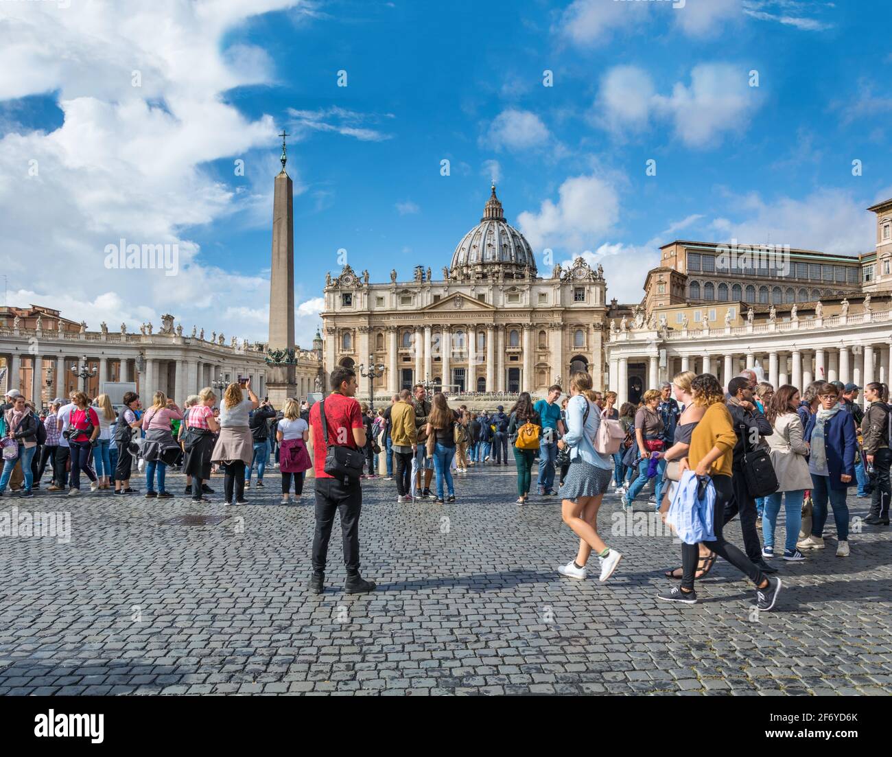 Vatican - 06 octobre 2018 : les touristes se bousculades autour de la place Saint-Pierre en face de la cathédrale Saint-Pierre Banque D'Images