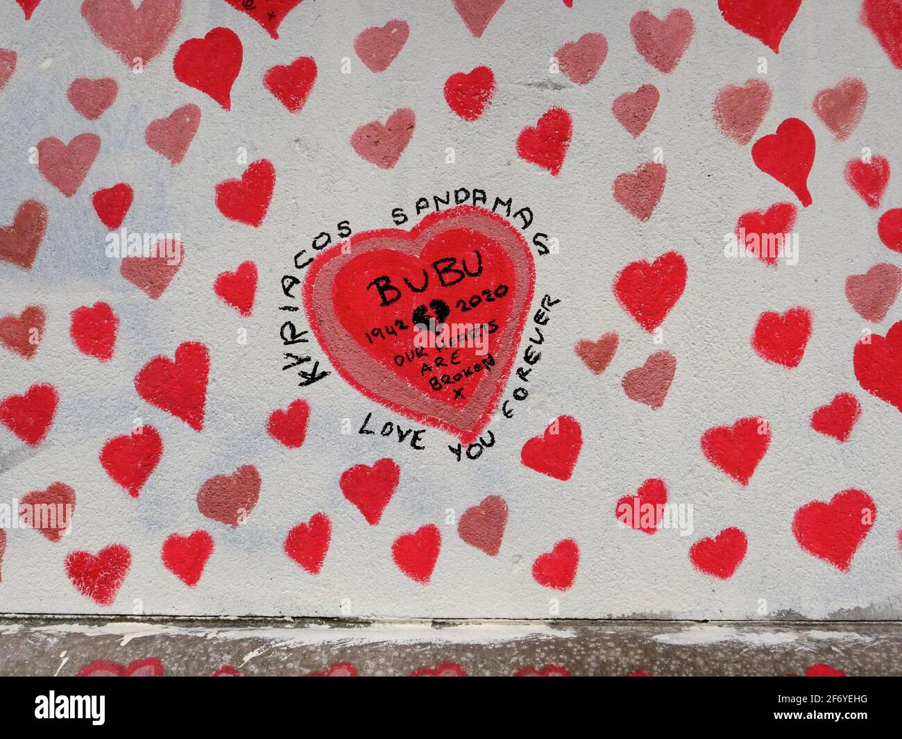 150000 coeurs peints à Londres pour représenter des vies perdues à Covid 19 à travers le Royaume-Uni. Chaque coeur représente quelqu'un qui a été aimé et a été perdu trop tôt à Covid - 19 . Matt Fowler , co fondateur a dit quand ils ont commencé à peindre les coeurs .le chef travailliste Keir Starmer est arrivé et a montré le soutien . J'espère que le conseil scellera les coeurs une fois qu'ils auront terminé afin qu'il puisse devenir un mémorial permanent pour ceux qui y ont perdu la vie et, nous l'espérons, une enquête publique pourra avoir lieu pour enquêter sur les échecs du gouvernement conservateur afin d'en apprendre les leçons rapidement et d'éviter d'autres pertes de la vie ... Banque D'Images