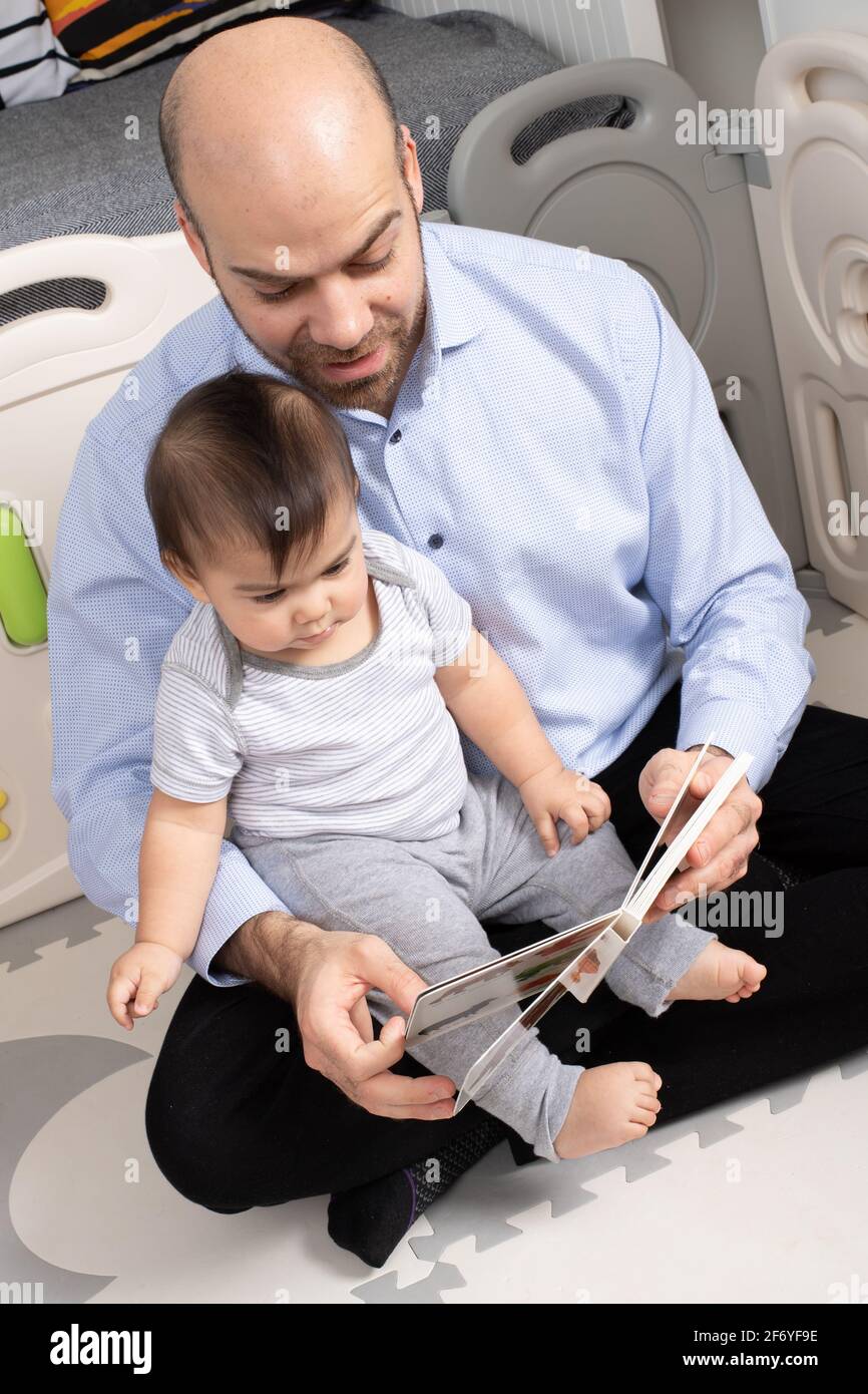bébé garçon de 8 mois, avec père, a lu Banque D'Images