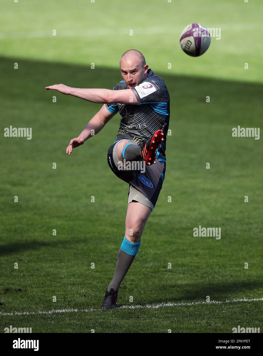 Luke Price d'Ospreys donne une balle nette lors du match de la Heineken Challenge Cup au Liberty Stadium, Swansea. Date de la photo: Samedi 3 avril 2021. Banque D'Images