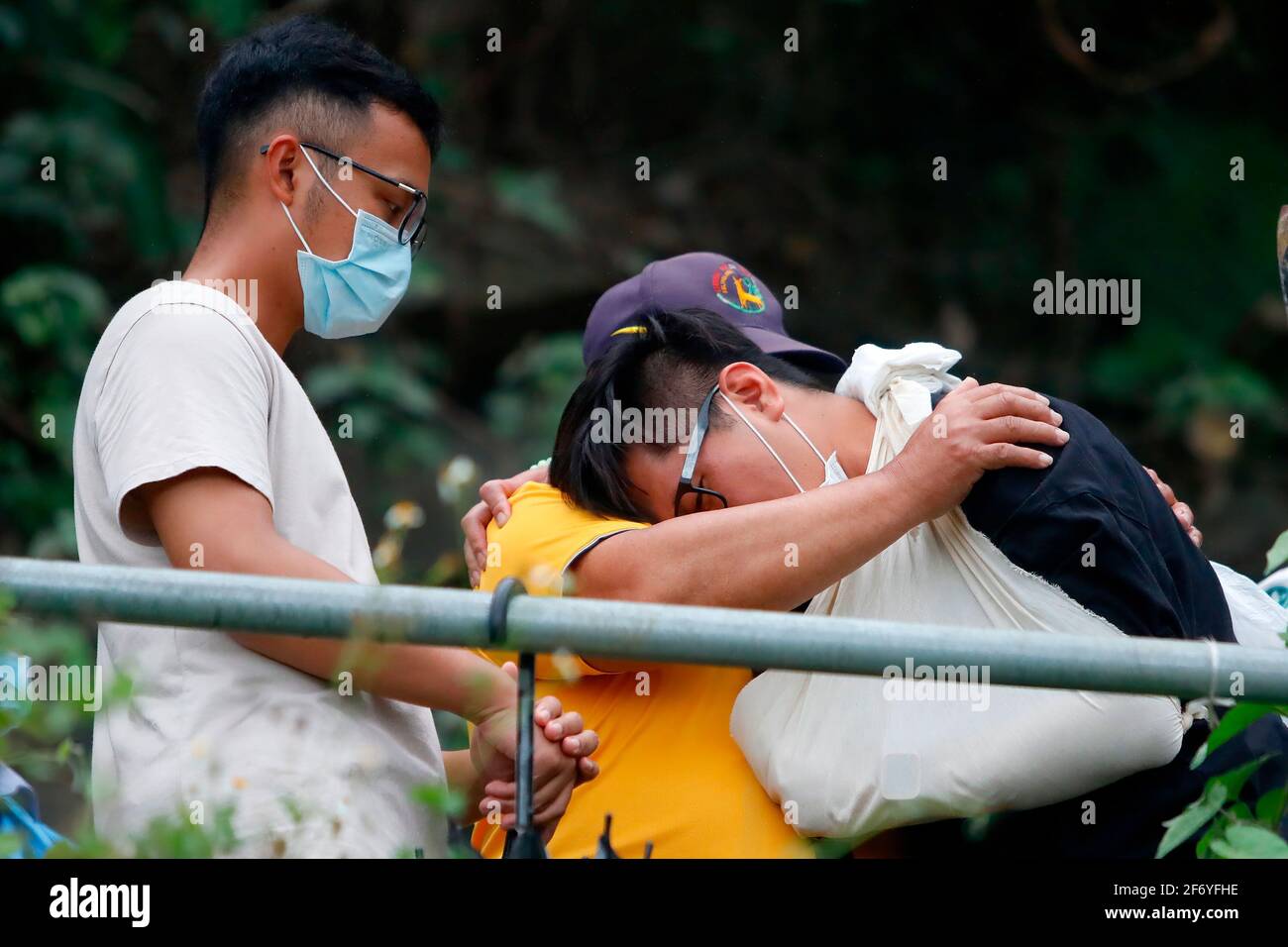 Huelien, Taïwan. 03ème avril 2021. Un survivant pleure lors d'une cérémonie commémorative. Une centaine de personnes, dont des membres de la famille et des moines, participent à une cérémonie commémorative qui a déploré la mort du déraillement du train, tuant au moins 50 personnes et blessant des dizaines de personnes qui s'est produit le 2 avril. C'est l'accident de train le plus grave des 20 dernières années. (Photo de Daniel Tsang/SOPA Images/Sipa USA) crédit: SIPA USA/Alay Live News Banque D'Images