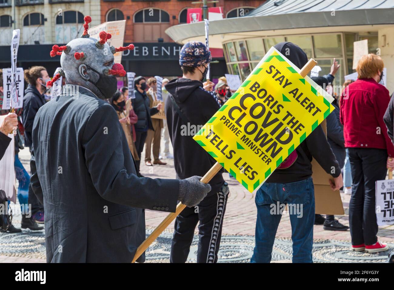 Bournemouth, Dorset, Royaume-Uni. 3 avril 2021. Manifestation de «tuer le projet de loi» à Bournemouth en opposition au projet de loi 2021 sur la police, la criminalité, la peine et les tribunaux, qui est actuellement devant le Parlement. Le projet de loi donnerait à la police en Angleterre et au pays de Galles plus de pouvoir pour imposer des conditions aux manifestations non violentes. Cette manifestation est l'une des nombreuses manifestations qui se déroulent dans tout le pays dans le cadre d'un plan pour le week-end national d'action pendant le week-end de Pâques, tout en respectant les restrictions de verrouillage du coronavirus Covid-19. Restez vigilant, déclare Boris le Premier ministre Covid au signe des mensonges. Crédit : Carolyn Jenkins/Alay Live News Banque D'Images