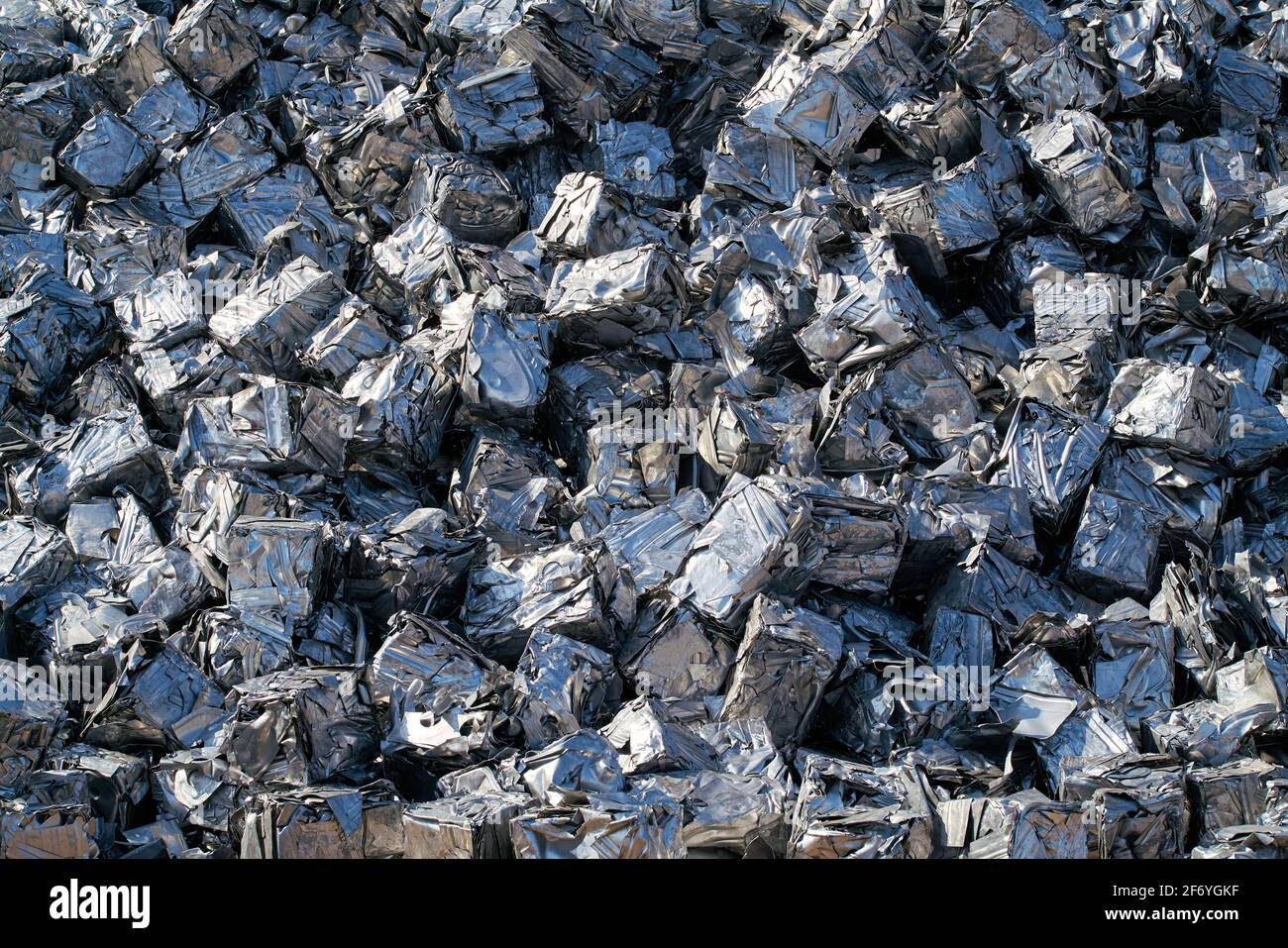 des cubes de débris pressés dans une cour de ferraille du port de Magdeburg en Allemagne Banque D'Images