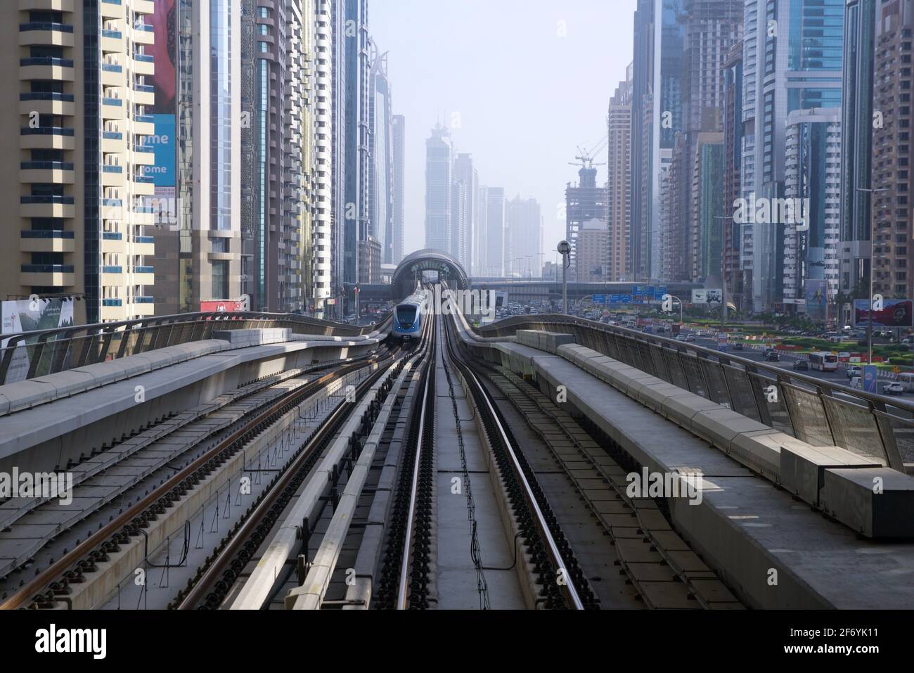 DUBAÏ, ÉMIRATS ARABES UNIS - 19 JUIN 2019 : Dubaï Centre financier le long de la route Sheikh Zayed et du métro dans une ville luxueuse avec gratte-ciel futuriste Banque D'Images