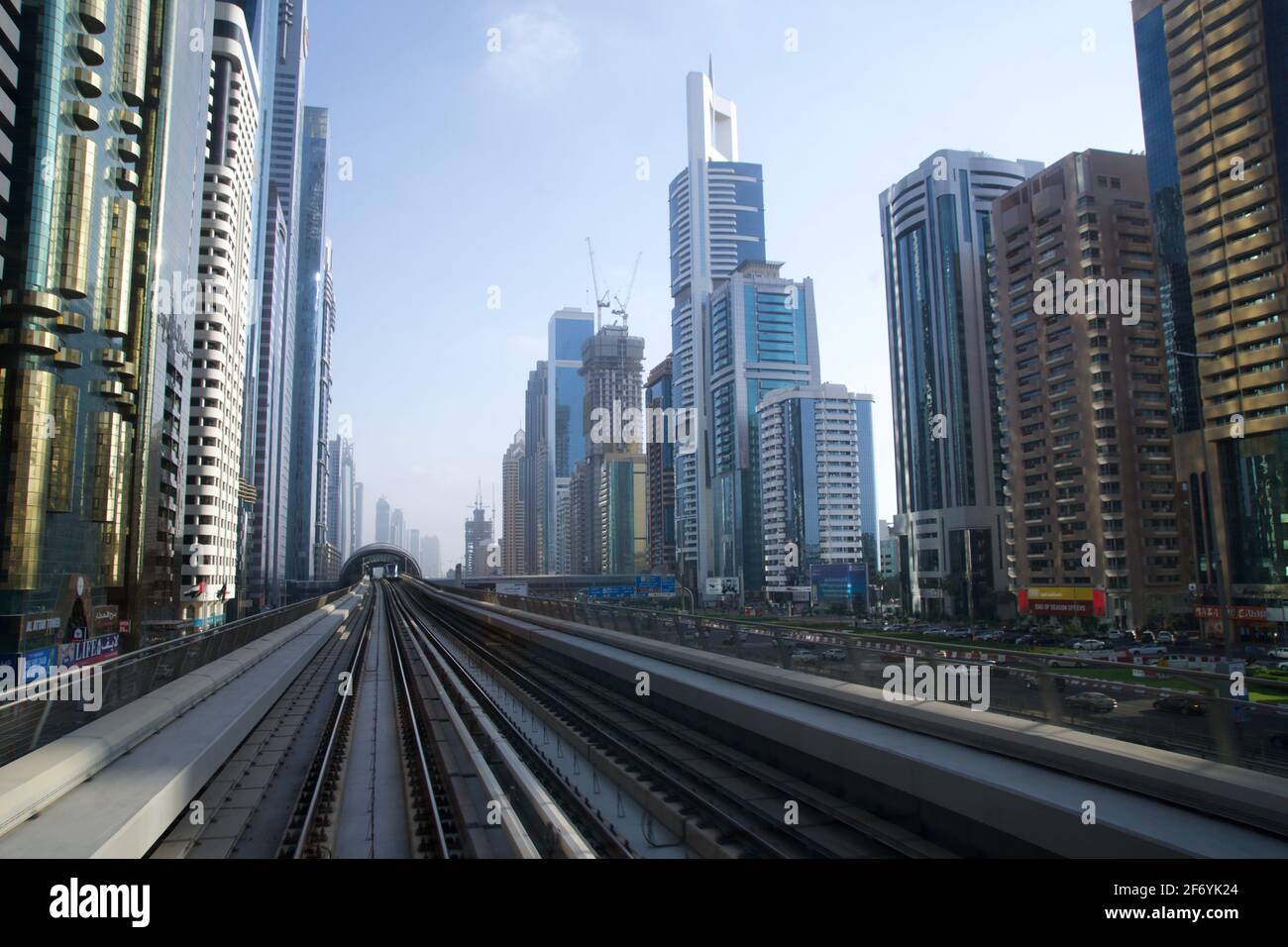 DUBAÏ, ÉMIRATS ARABES UNIS - 19 JUIN 2019 : Dubaï Centre financier le long de la route Sheikh Zayed et du métro dans une ville luxueuse avec gratte-ciel futuriste Banque D'Images