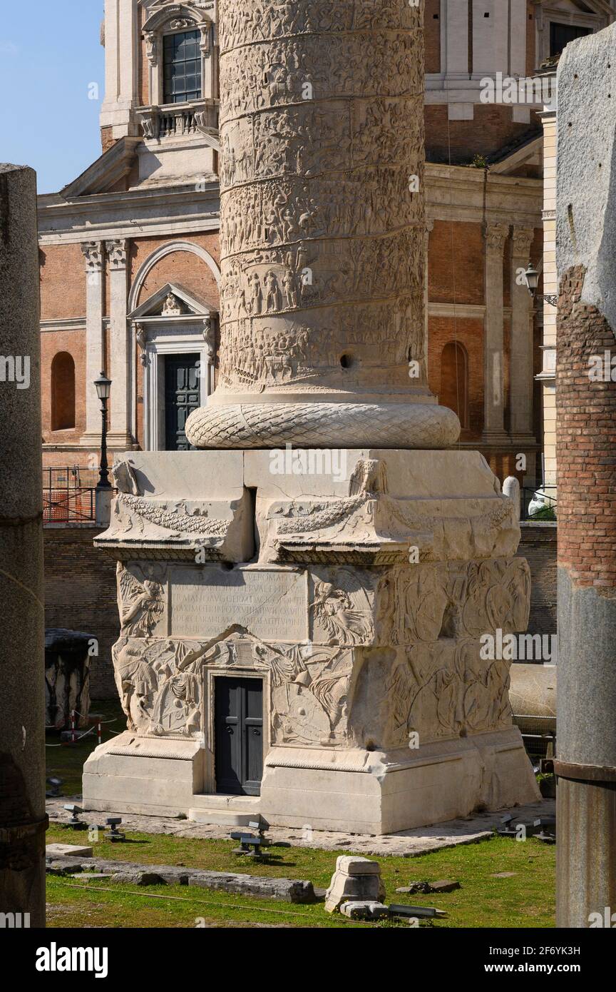 Rome. Italie. Colonne de Trajan, AD 113 (Colonna Traiana), détail du piédestal. Banque D'Images