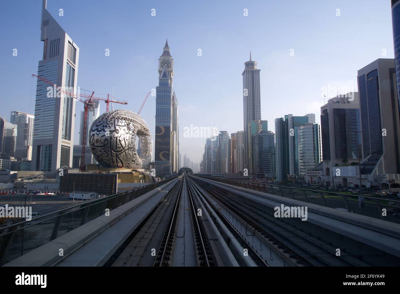 DUBAÏ, ÉMIRATS ARABES UNIS - 19 JUIN 2019 : Dubaï Centre financier le long de la route Sheikh Zayed et du métro dans une ville luxueuse avec gratte-ciel futuriste Banque D'Images