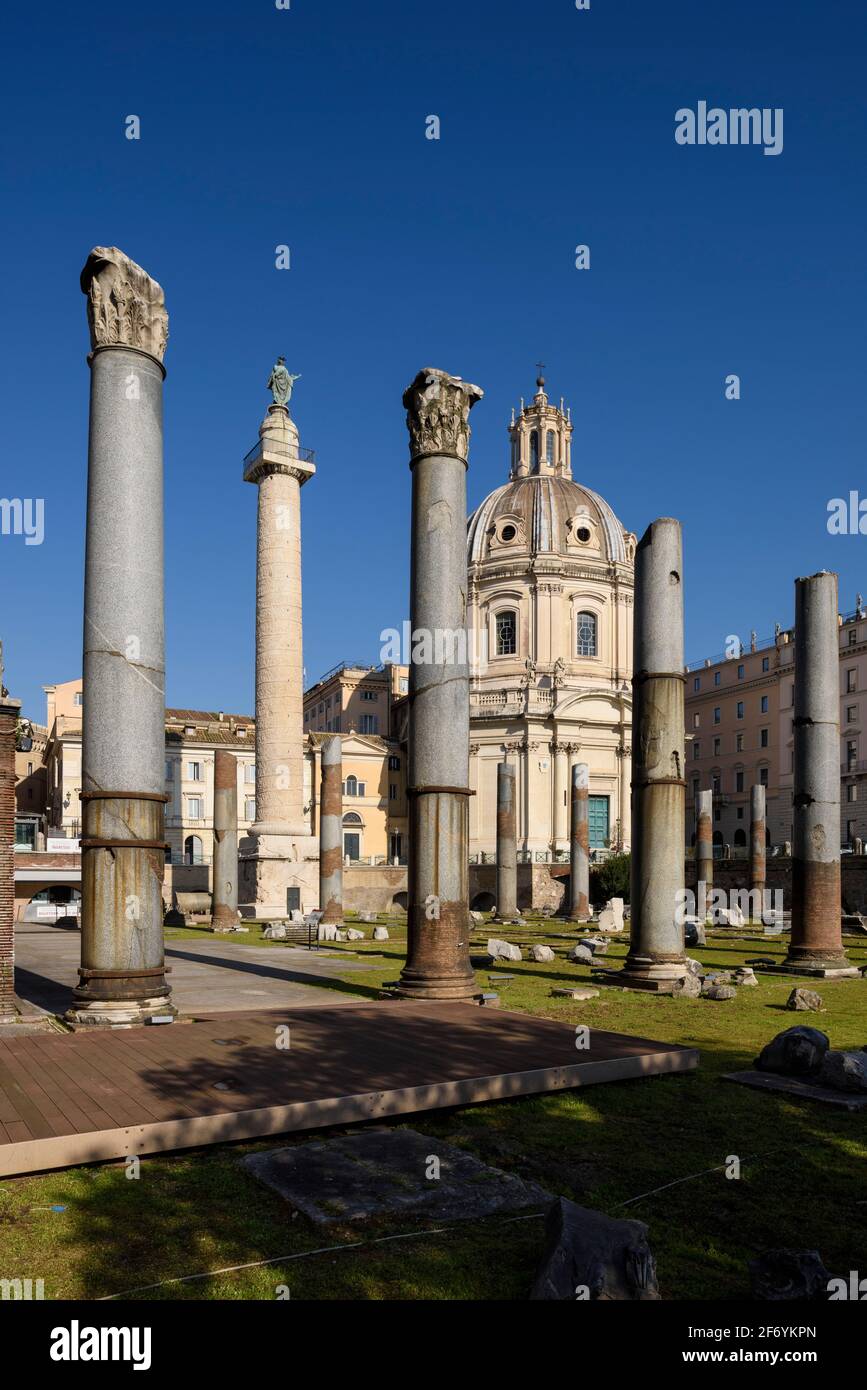 Rome. Italie. Forum de Trajan (Foro di Traiano), les colonnes de granit de la basilique d'Ulpia se trouvent au premier plan, la colonne de Trajan (AD 113) behin Banque D'Images