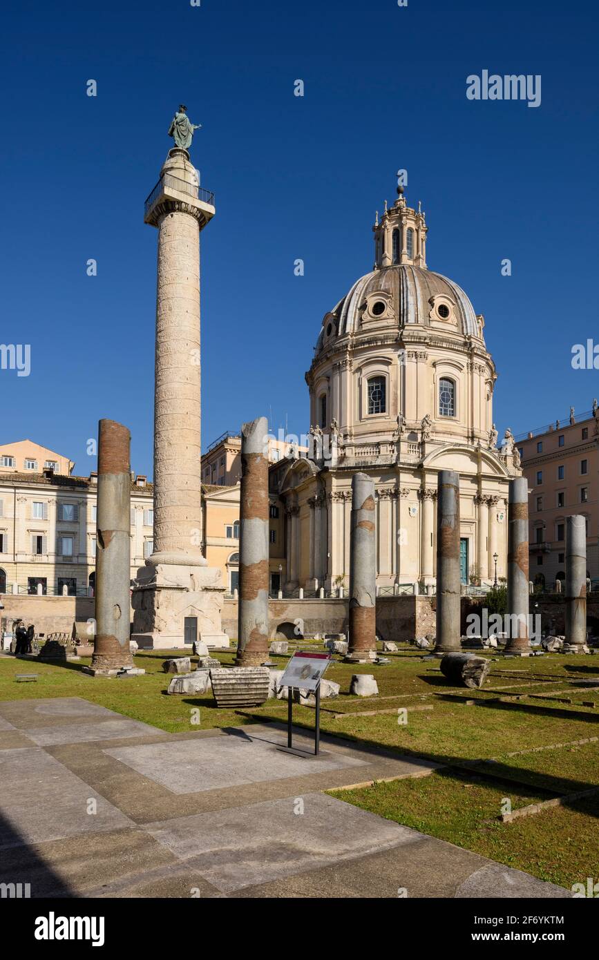 Rome. Italie. Forum de Trajan (Foro di Traiano), les colonnes de granit de la basilique d'Ulpia se trouvent au premier plan, la colonne de Trajan (AD 113) behin Banque D'Images