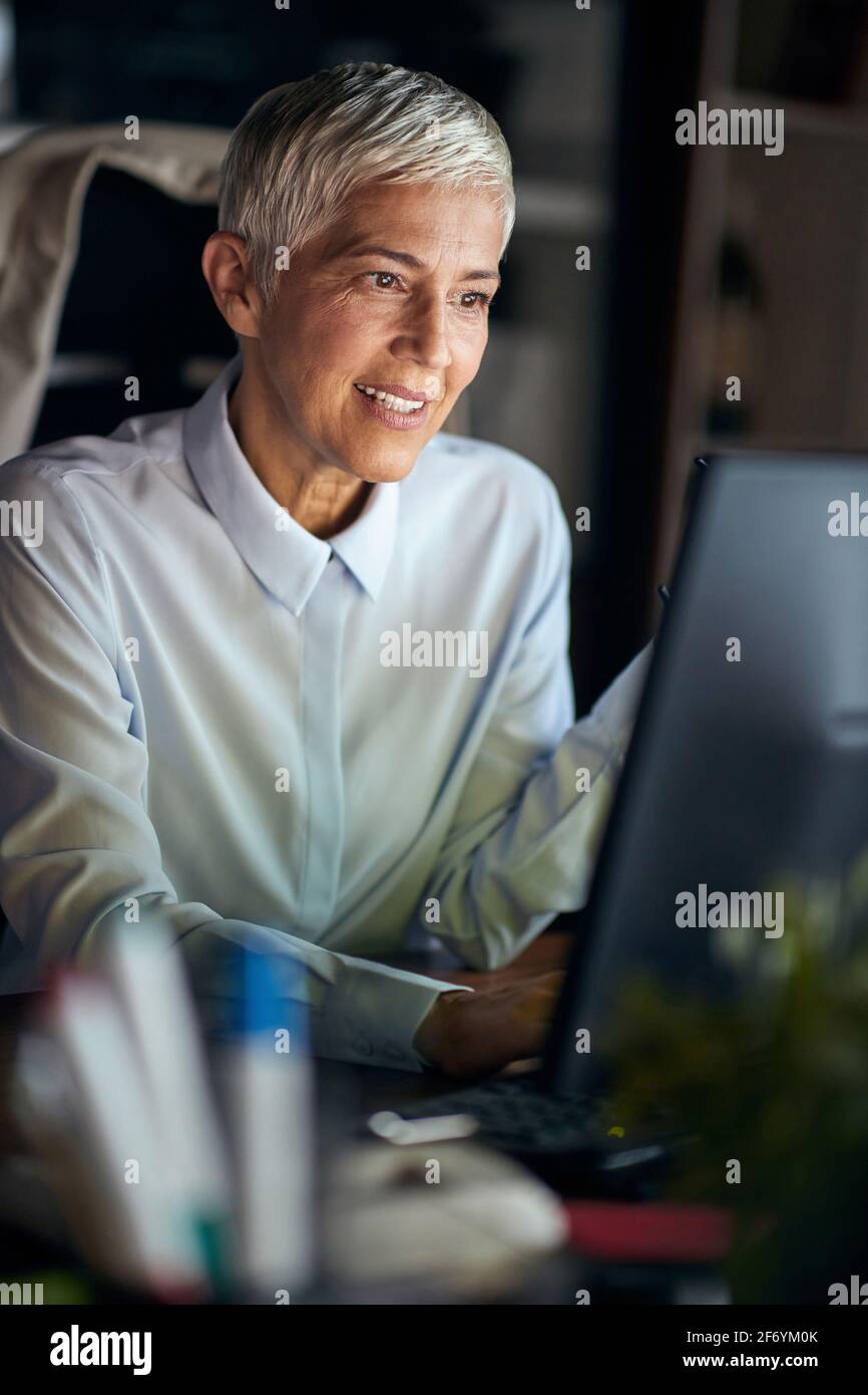 Portrait d'une femme d'affaires senior travaillant au bureau Banque D'Images