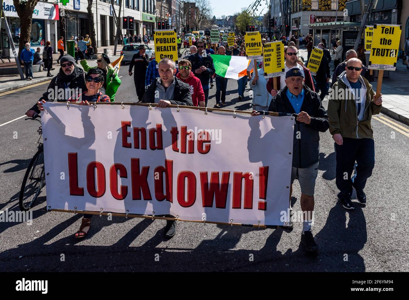 Cork, Irlande. 3 avril 2021. Une manifestation "mettre fin au lock-down" tokk place à Cork aujourd'hui, le deuxième événement de ce genre en l'espace d'un mois. Environ 300 personnes ont assisté au milieu d'une forte présence de Garda. Les manifestants ont défilé pour un rassemblement devant Brown Thomas sur Patrick Street. Crédit : AG News/Alay Live News Banque D'Images