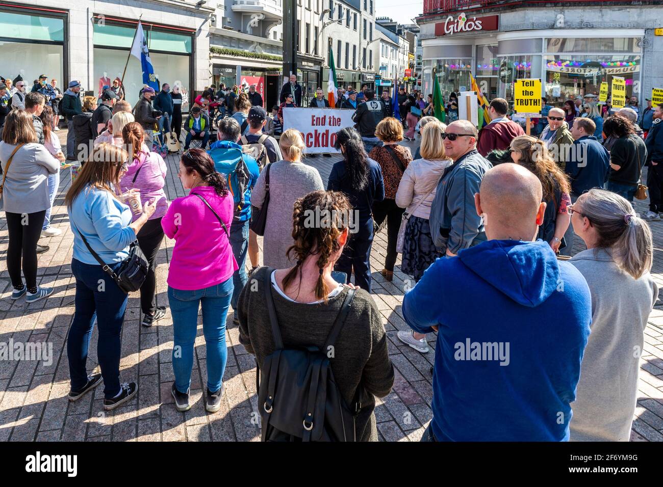 Cork, Irlande. 3 avril 2021. Une manifestation "mettre fin au lock-down" tokk place à Cork aujourd'hui, le deuxième événement de ce genre en l'espace d'un mois. Environ 300 personnes ont assisté au milieu d'une forte présence de Garda. Après la marche, les manifestants ont organisé un rassemblement devant Brown Thomas sur Patrick Street. Crédit : AG News/Alay Live News Banque D'Images