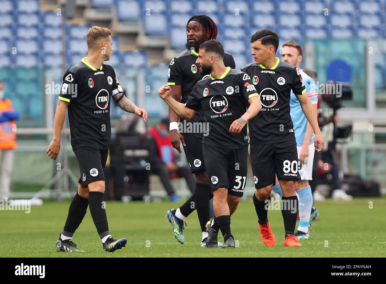 Daniele Verde de Spezia (C) fête avec ses coéquipiers après avoir obtenu 1-1 buts lors du championnat italien Serie UN match de football entre SS Lazio et AC Spezia le 3 avril 2021 au Stadio Olimpico à Rome, Italie - photo Federico Proietti / DPPI Banque D'Images