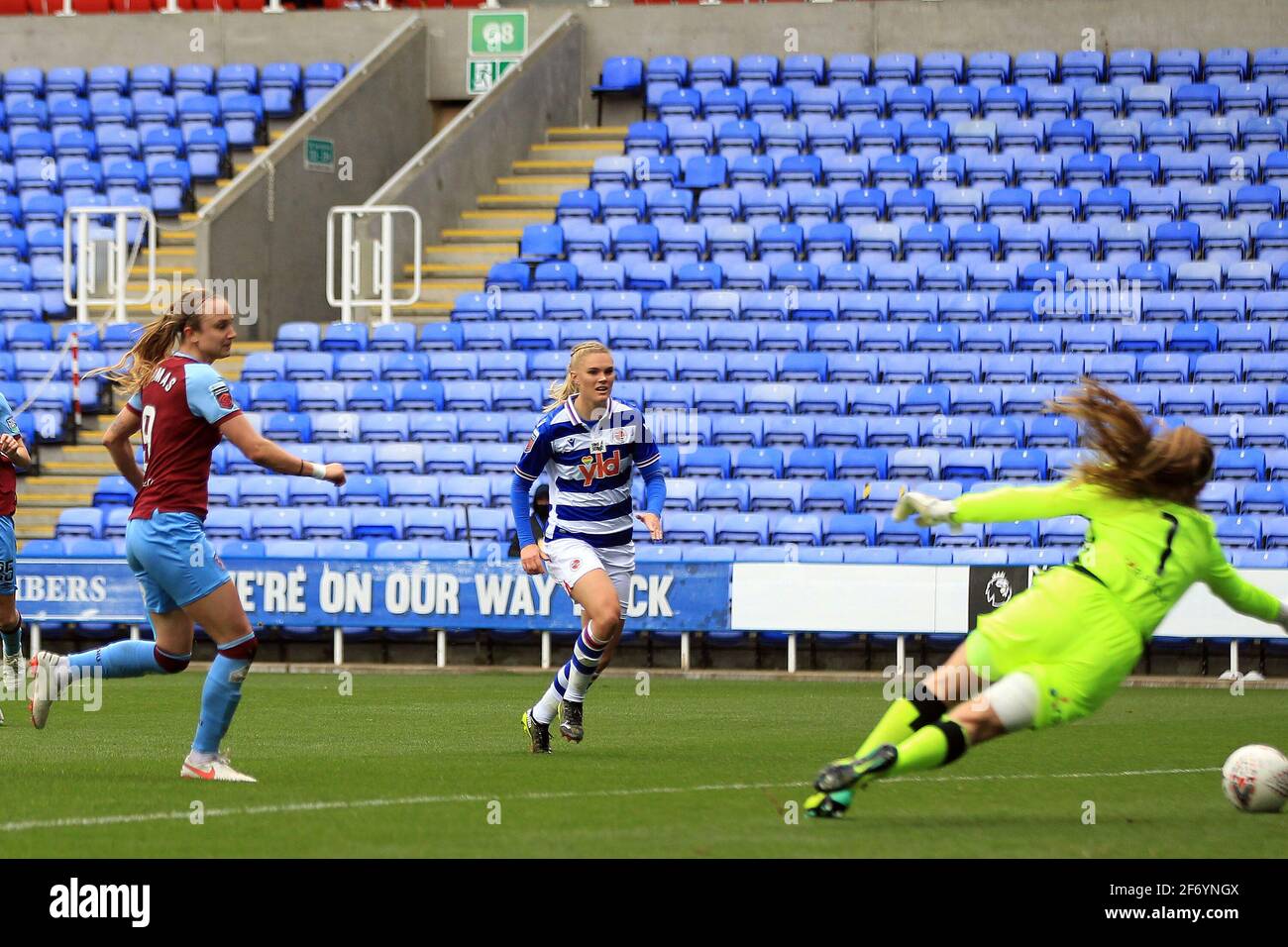 Reading, Royaume-Uni. 03ème avril 2021. Martha Thomas de West Ham United Women (L) marque le quatrième but de ses équipes. Barclays Women's super League match, Reading Women v West Ham Women au Madejski Stadium à Reading le samedi 3 avril 2021. Cette image ne peut être utilisée qu'à des fins éditoriales. Utilisation éditoriale uniquement, licence requise pour une utilisation commerciale. Aucune utilisation dans les Paris, les jeux ou les publications d'un seul club/ligue/joueur.pic par Steffan Bowen/Andrew Orchard sports Photography/Alay Live News crédit: Andrew Orchard sports Photography/Alay Live News Banque D'Images