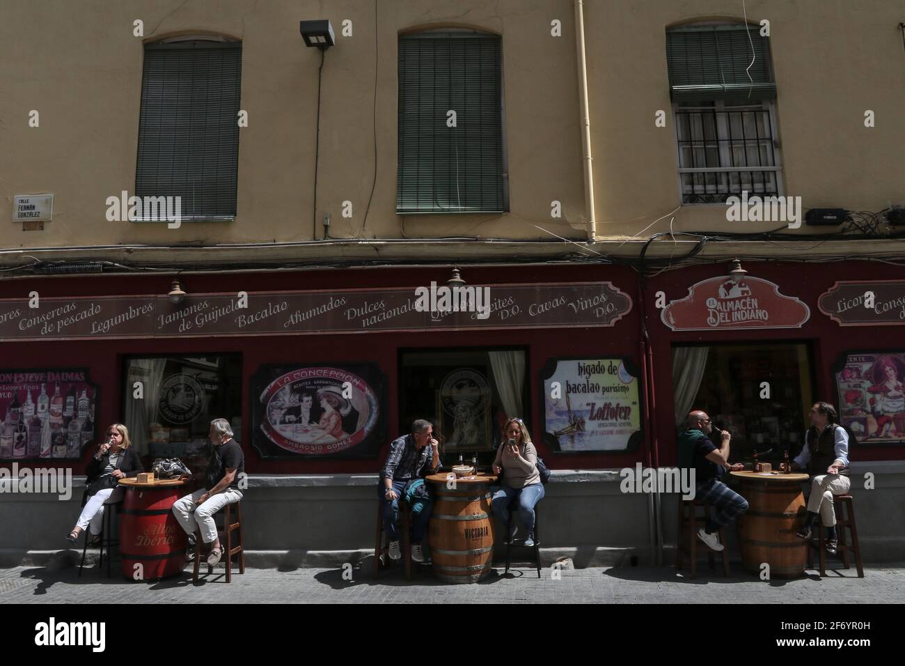 Avril 3, 2021: 3 avril 2021 (Malaga) atmosphère de bars et terrasse à sabado santo à Malaga avec des distances de sécurité par le coronavirus crédit: Lorenzo Carnero/ZUMA Wire/Alamy Live News Banque D'Images