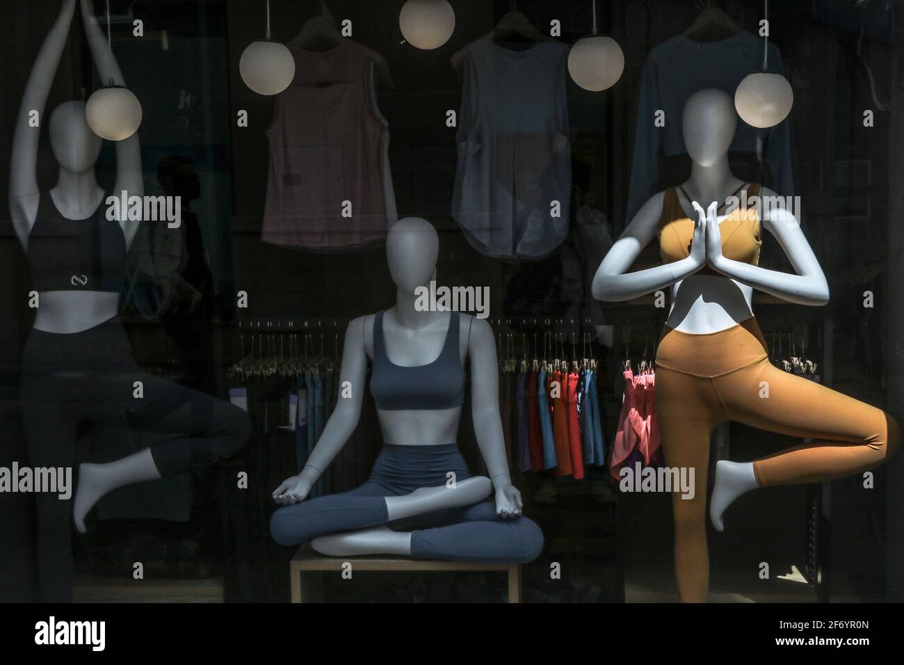 3 avril 2021 : 3 avril 2021 (Malaga) magasin de vêtements de sport et de yoga. Credit: Lorenzo Carnero/ZUMA Wire/Alay Live News Banque D'Images