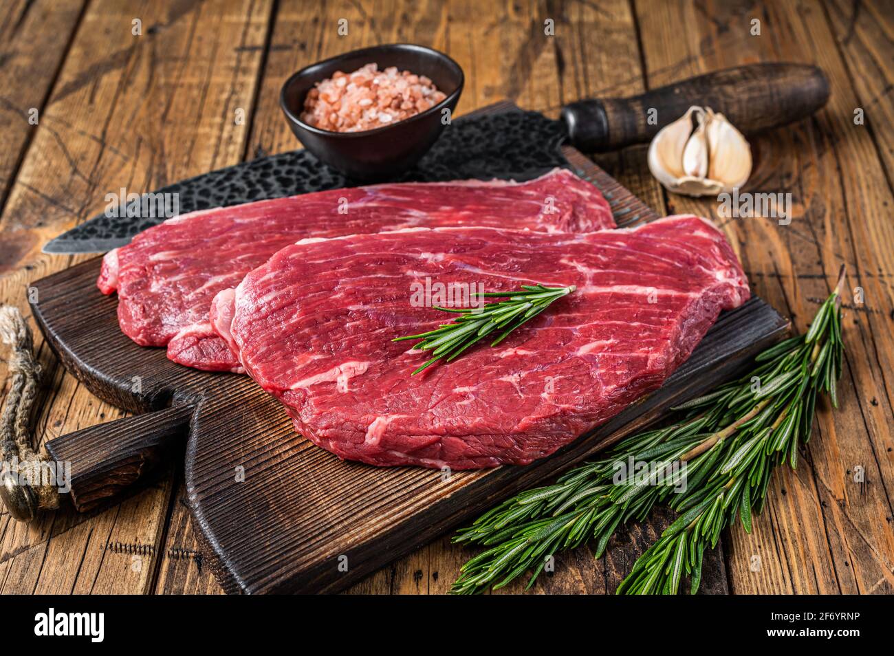 Steak de calotte cru ou steak de Picanha sur une planche de bois avec un couteau de boucher. fond en bois. Vue de dessus Banque D'Images