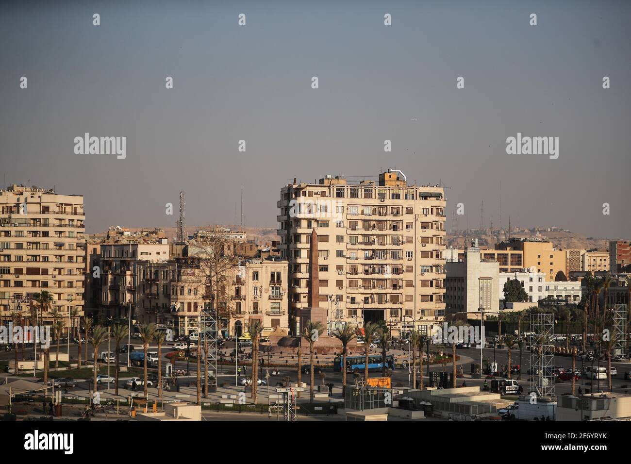 Le Caire, Égypte. 03ème avril 2021. Une vue générale de l'Obélisque Ramses II au milieu de la place Tahrir au Caire, avant le début de la Parade d'Or des pharaons, Une procession au cours de laquelle les corps momifiés de 22 anciens rois et reines égyptiens seront transportés du Musée égyptien à leur nouveau lieu de repos au Musée national de la civilisation égyptienne, situé sur la rive d'Ayn comme le lac Sirah. Credit: Gehad Hamdy/dpa/Alay Live News Banque D'Images