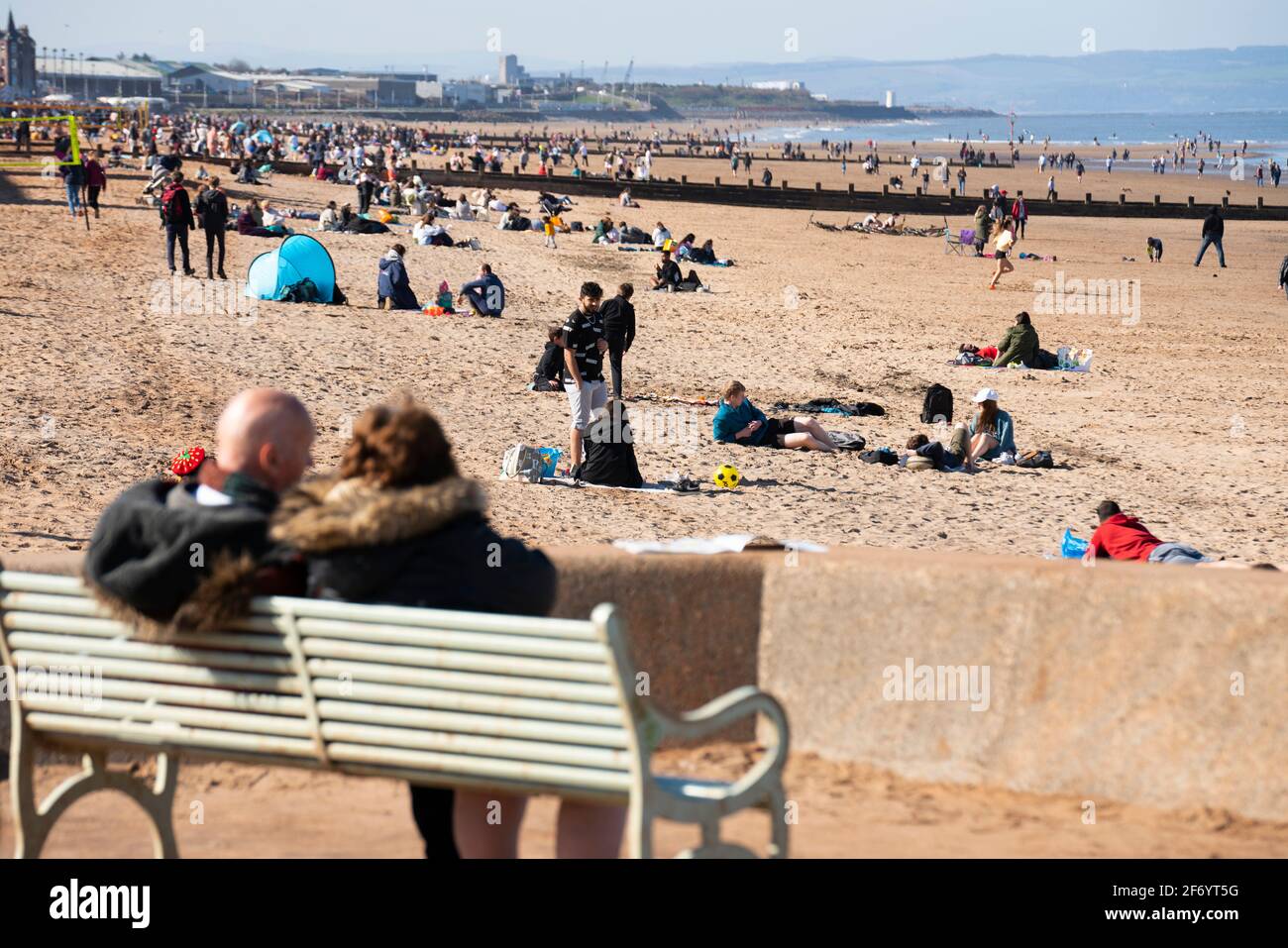 Portobello, Écosse, Royaume-Uni. 3 avril 2021. Le week-end de Pâques, la foule descend sur la plage et la promenade de Portobello pour profiter au maximum des restrictions de voyage récemment relaxantes de Covid-19 et du soleil chaud avec un ciel bleu ininterrompu. Pic ; la plage est occupée par de petits groupes de personnes. Iain Masterton/Alay Live News Banque D'Images
