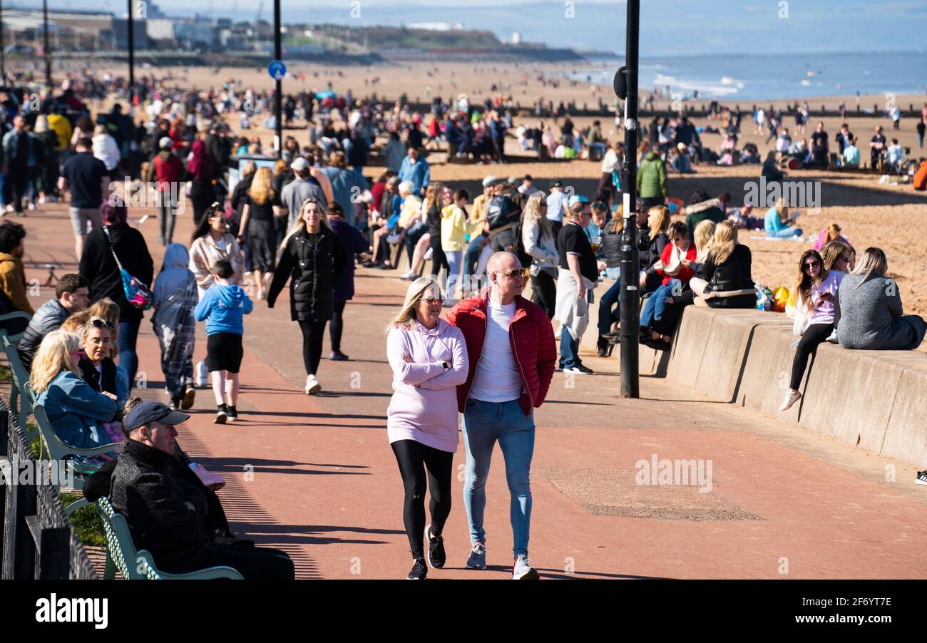 Portobello, Écosse, Royaume-Uni. 3 avril 2021. Le week-end de Pâques, la foule descend sur la plage et la promenade de Portobello pour profiter au maximum des restrictions de voyage récemment relaxantes de Covid-19 et du soleil chaud avec un ciel bleu ininterrompu. Pic; Promenade animée avec les membres du public appréciant le temps. Iain Masterton/Alay Live News Banque D'Images