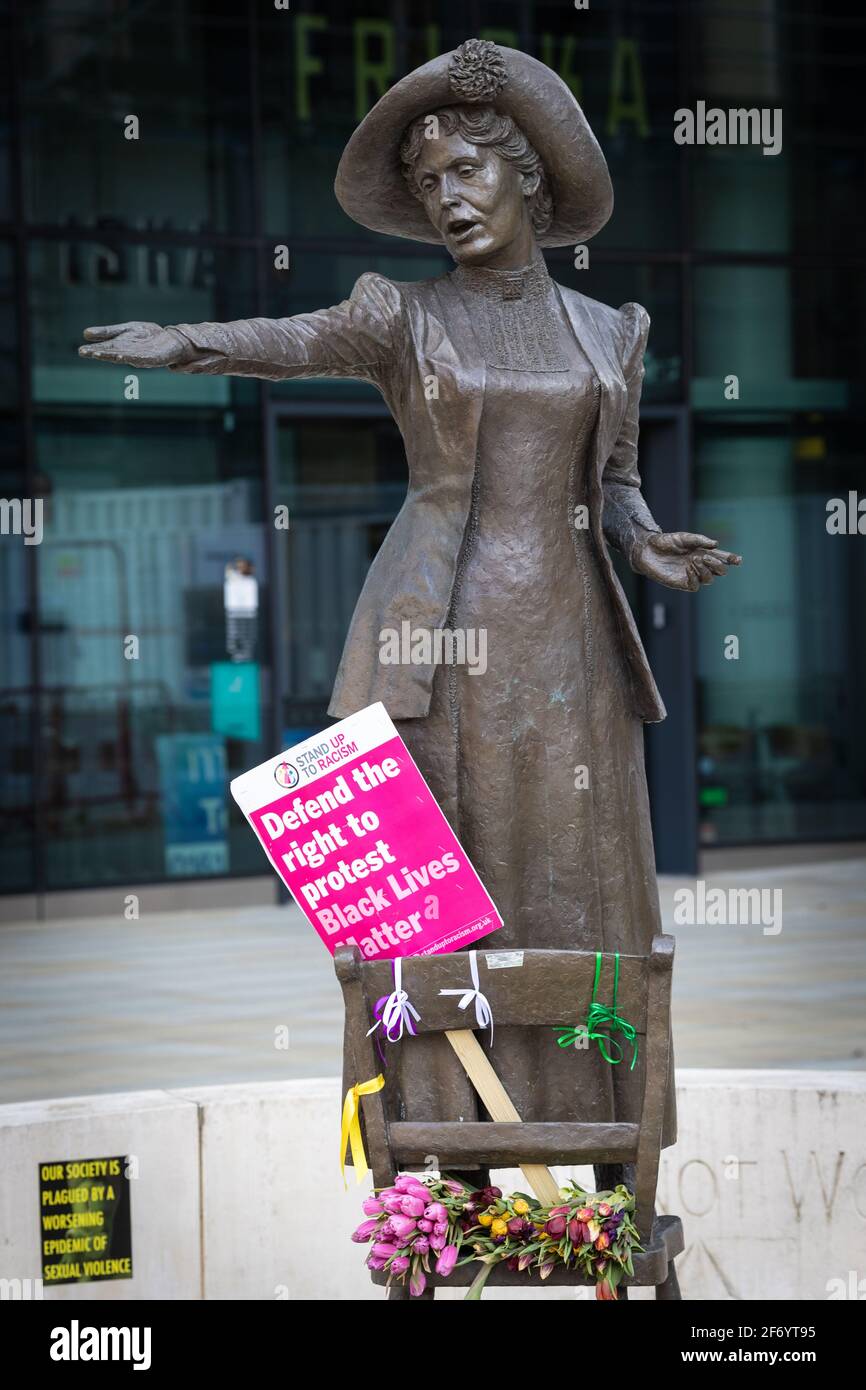 Manchester, Royaume-Uni. 03ème avril 2021. Un écriteau est posé sur la statue d'Emmeline Pankhurst avant une ÔKill la marche de BillÕ. Les manifestations se poursuivent dans tout le pays en raison du projet de loi sur la police, la criminalité et la peine qui, s'il est adopté, introduirait une nouvelle législation sur les protestations. Credit: Andy Barton/Alay Live News Banque D'Images