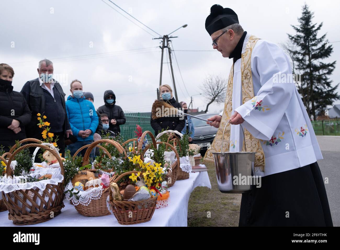 Nowe Bystre, Pologne. 03ème avril 2021. Un prêtre a vu la bénédiction de la nourriture sur le samedi Saint.traditionnelle cérémonie de bénédiction de la nourriture catholique dans la région polonaise Podhale le grand samedi de Pâques. La cérémonie a eu lieu devant les églises en raison de la pandémie de covid19. (Photo de Wojciech Grabowski/SOPA Images/Sipa USA) crédit: SIPA USA/Alay Live News Banque D'Images