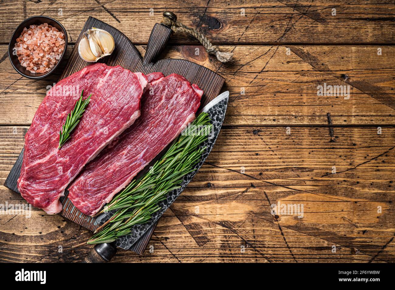 Steak de calotte cru ou steak de Picanha sur une planche de bois avec un couteau de boucher. fond en bois. Vue de dessus. Copier l'espace Banque D'Images