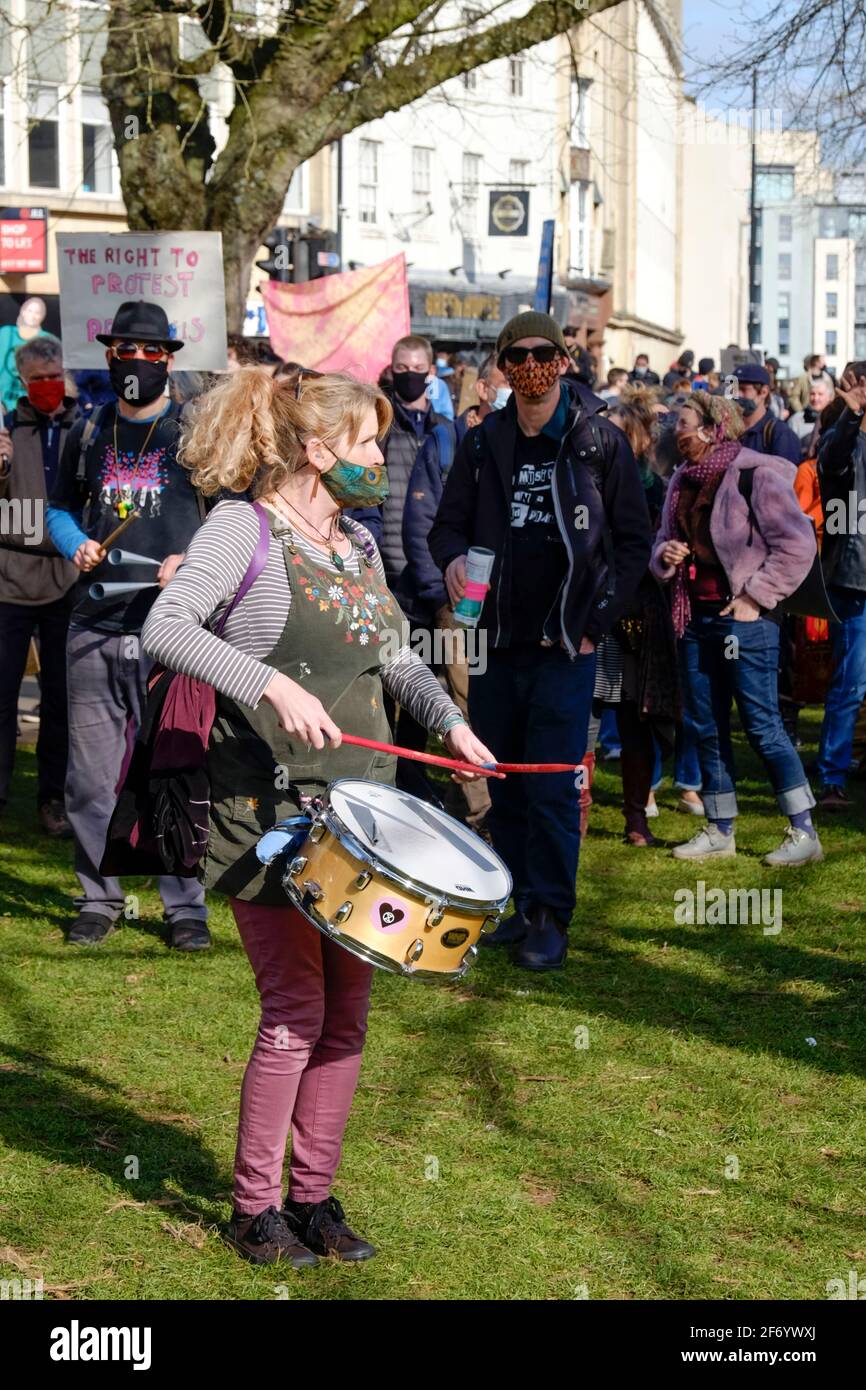 College Green, Bristol, Royaume-Uni. 3 avril 2021. Les membres du public se réunissent au Collège Vert pour exprimer leur mécontentement à l'égard des changements apportés au droit de manifester par les gouvernements. Ce sera la cinquième manifestation à Bristol ces dernières semaines. Crédit : JMF News/Alay Live News Banque D'Images College Green, Bristol, Royaume-Uni. 3 avril 2021. Les membres du public se réunissent au Collège Vert pour exprimer leur mécontentement à l'égard des changements apportés au droit de manifester par les gouvernements. Ce sera la cinquième manifestation à Bristol ces dernières semaines. Crédit : JMF News/Alay Live News Banque D'Images
