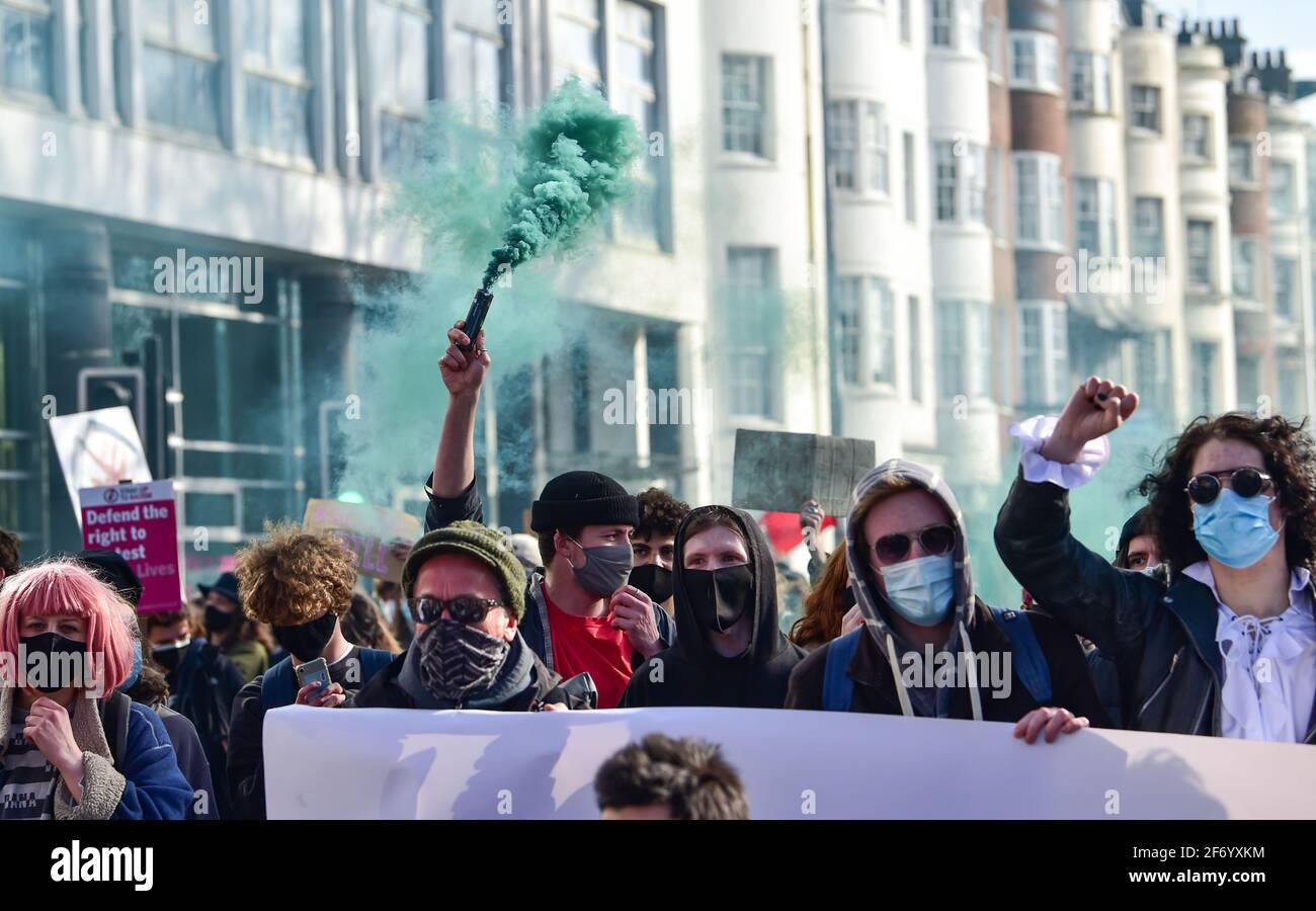 Brighton Royaume-Uni 3 avril 2021 - des centaines de manifestants 'Kill the Bill' défilent à Brighton pour protester contre les gouvernements, un nouveau projet de loi controversé donnerait aux forces de police le pouvoir de sévir contre les manifestations pacifiques : Credit Simon Dack / Alay Live News Banque D'Images