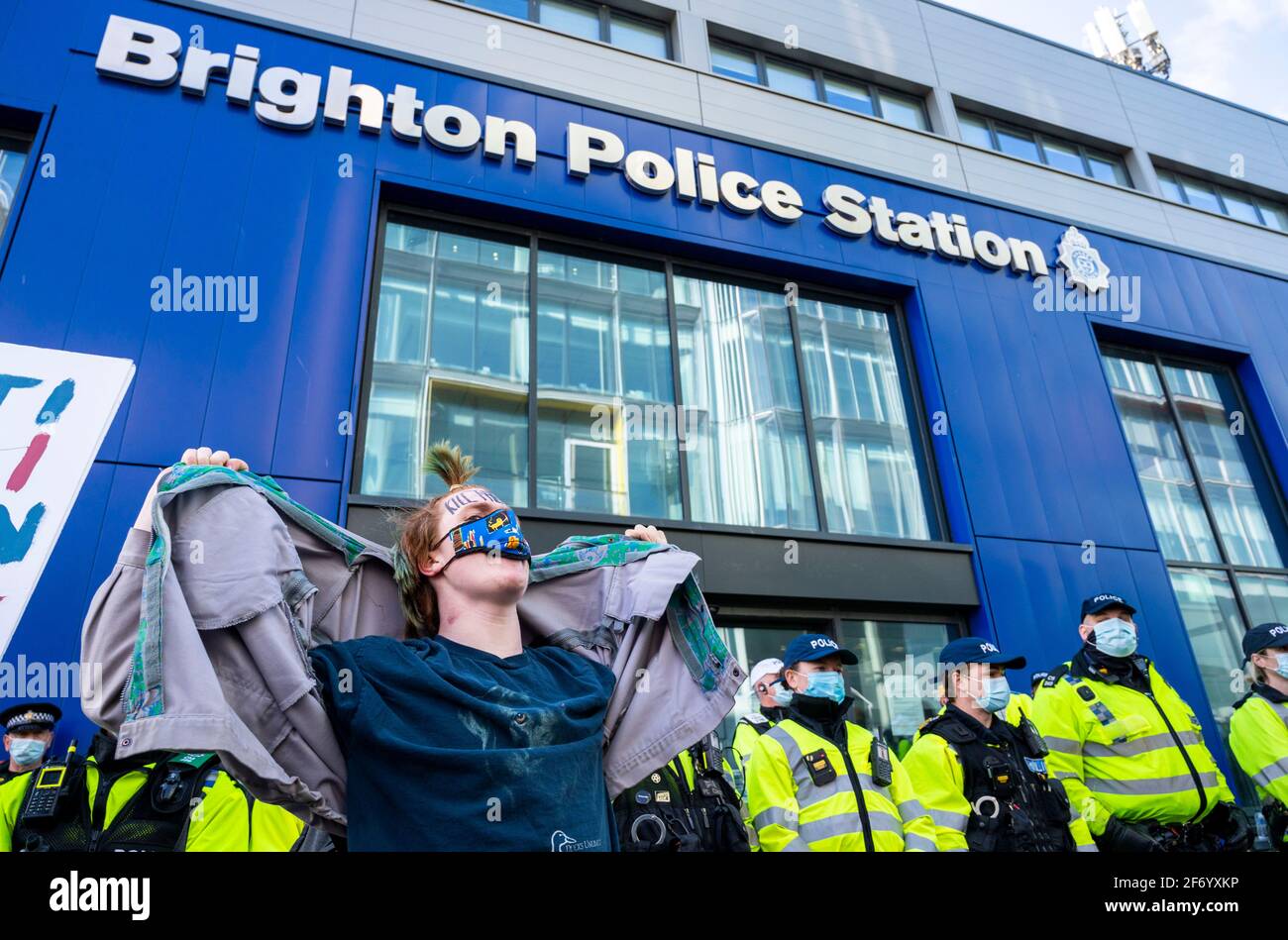 Brighton Royaume-Uni 3 avril 2021 - des centaines de manifestants "Kill the Bill" se rassemblent devant le commissariat de police de Brighton pour protester contre le nouveau projet de loi controversé des gouvernements qui donnerait des pouvoirs à la police pour sévir contre les manifestations pacifiques : Credit Simon Dack / Alay Live News Banque D'Images