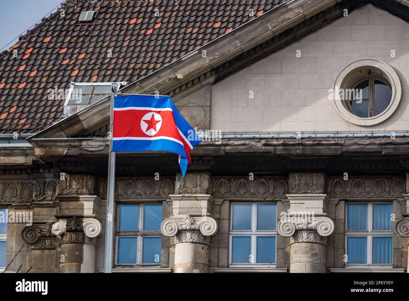 drapeau nord-coréen devant le vieux bâtiment de berlin Banque D'Images