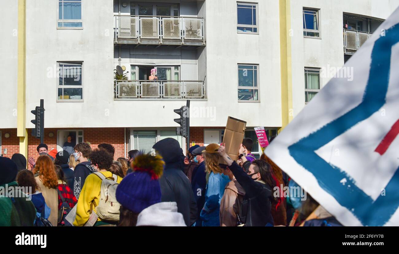 Brighton Royaume-Uni 3 avril 2021 - les résidents regardent depuis les balcons tandis que des centaines de manifestants « Kill the Bill » défilent à Brighton pour protester contre le nouveau projet de loi controversé des gouvernements qui donnerait des pouvoirs de police pour réprimer les manifestations pacifiques : Credit Simon Dack / Alay Live News Banque D'Images