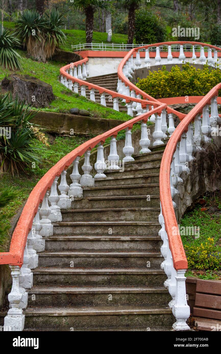 Escalier extérieur ovale en forme de spirale. Architecture de jardin Banque D'Images