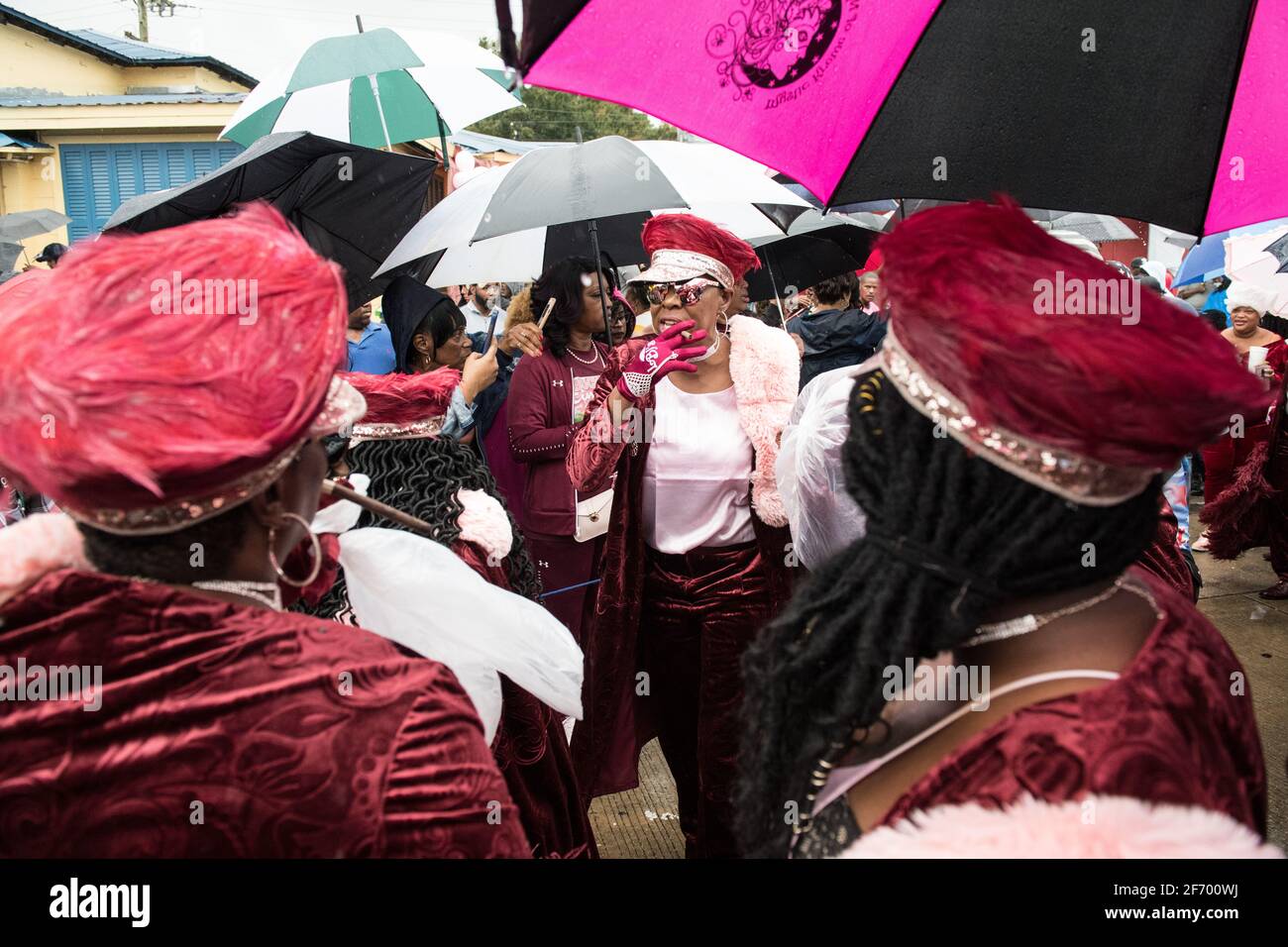 Lady Buckpulls New Orleans social Aid and Pleasure Club second Line (Secondline) danseuses de parade le dimanche sous la pluie. La Nouvelle-Orléans, Louisiane, États-Unis. Banque D'Images