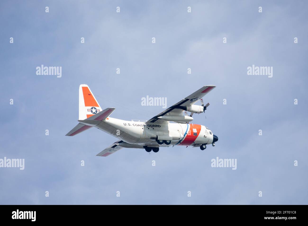 Ponte Vedra Beach, Floride - le 18 mars 2021 : un avion de la Garde côtière américaine circulait au-dessus de la plage de Ponte Vedra sur l'océan Atlantique. Banque D'Images