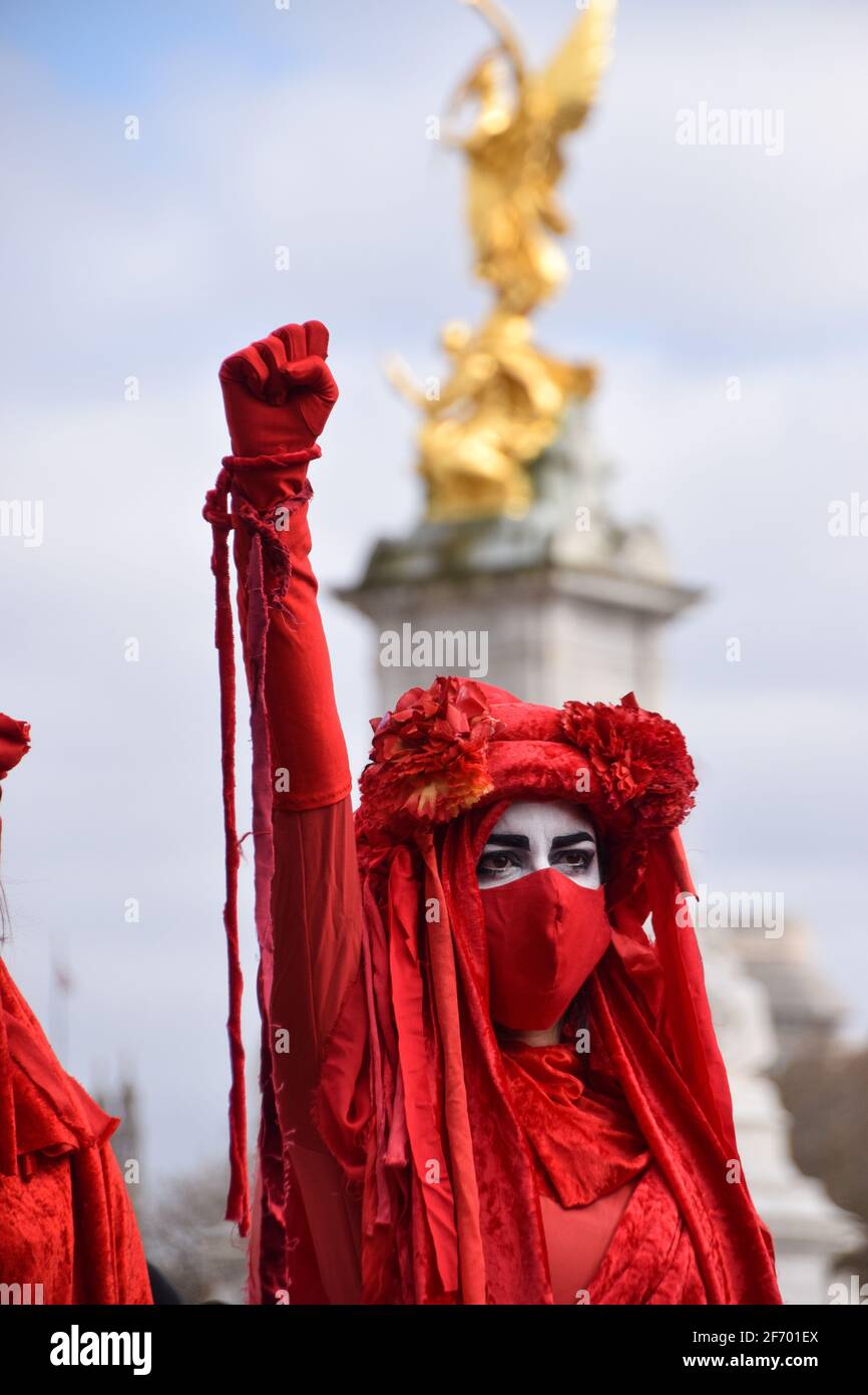 Un membre de la Brigade rouge de la rébellion d'extinction a participé à la manifestation Kill the Bill devant Buckingham Palace alors que des milliers de personnes ont défilé dans le centre de Londres pour protester contre la loi sur la police, le crime, la condamnation et les tribunaux. Banque D'Images