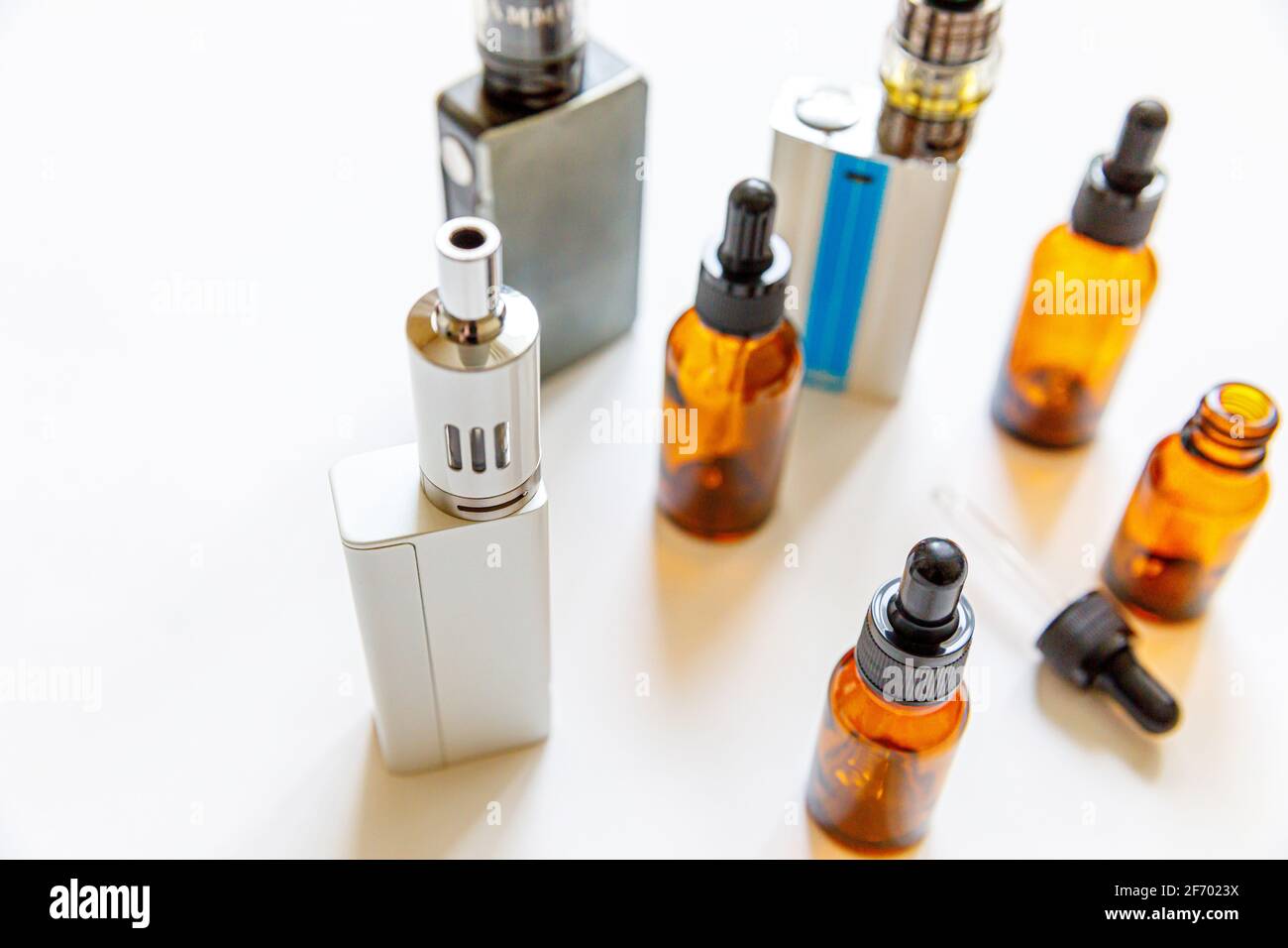 Cigarettes électroniques et flacons de liquide à cigarettes électroniques de type « Vaping » isolés sur fond blanc. Dispositif VAPE pour fumer de substitution. Boutique de cadeaux Banque D'Images