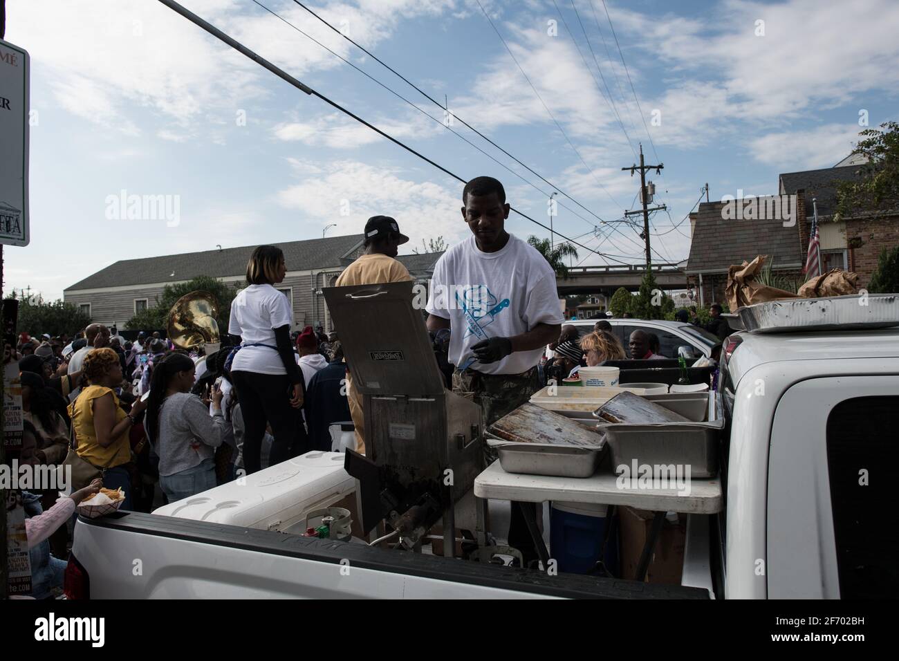 Soudan New Orleans social Aid and Pleasure Club second Line (Secondline) danseuses de défilé le dimanche sous la pluie. La Nouvelle-Orléans, Louisiane, États-Unis. Banque D'Images