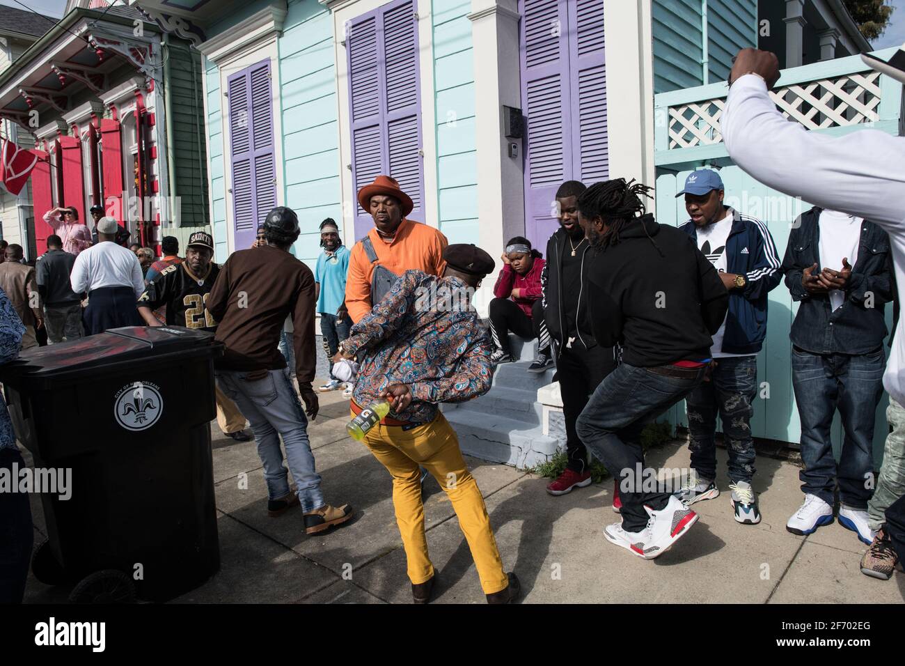 Soudan New Orleans social Aid and Pleasure Club second Line (Secondline) danseuses de défilé le dimanche sous la pluie. La Nouvelle-Orléans, Louisiane, États-Unis. Banque D'Images