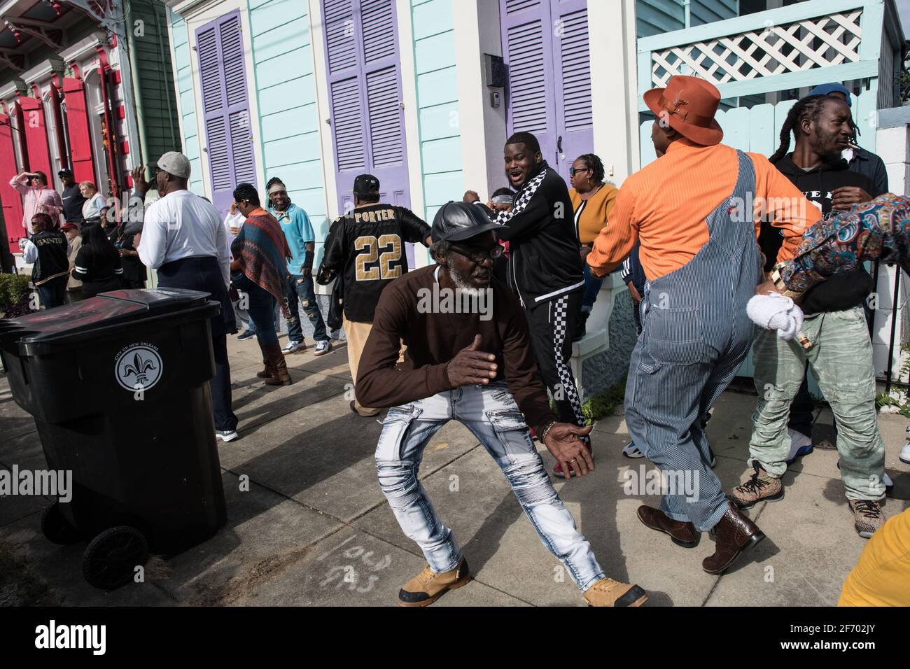 Soudan New Orleans social Aid and Pleasure Club second Line (Secondline) danseuses de défilé le dimanche sous la pluie. La Nouvelle-Orléans, Louisiane, États-Unis. Banque D'Images