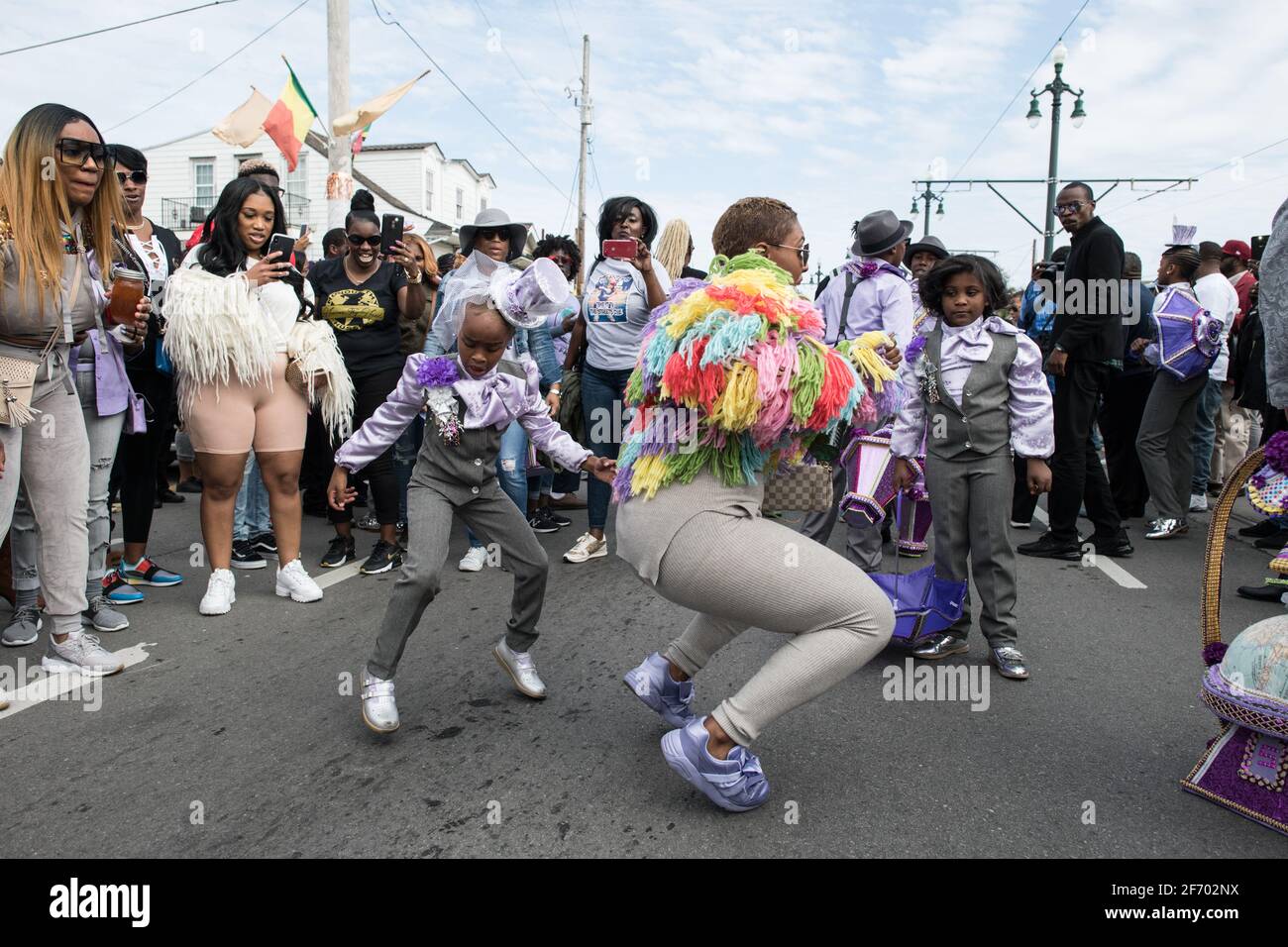 Soudan New Orleans social Aid and Pleasure Club second Line (Secondline) danseuses de défilé le dimanche sous la pluie. La Nouvelle-Orléans, Louisiane, États-Unis. Banque D'Images