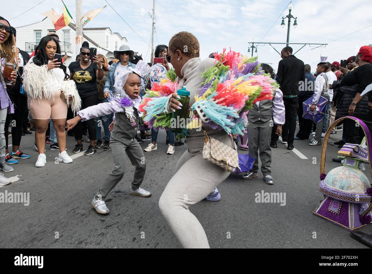 Soudan New Orleans social Aid and Pleasure Club second Line (Secondline) danseuses de défilé le dimanche sous la pluie. La Nouvelle-Orléans, Louisiane, États-Unis. Banque D'Images