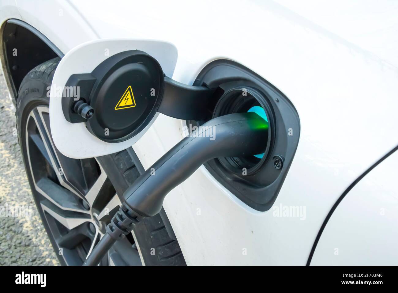 Les voitures électriques se chargent dans une station Banque D'Images