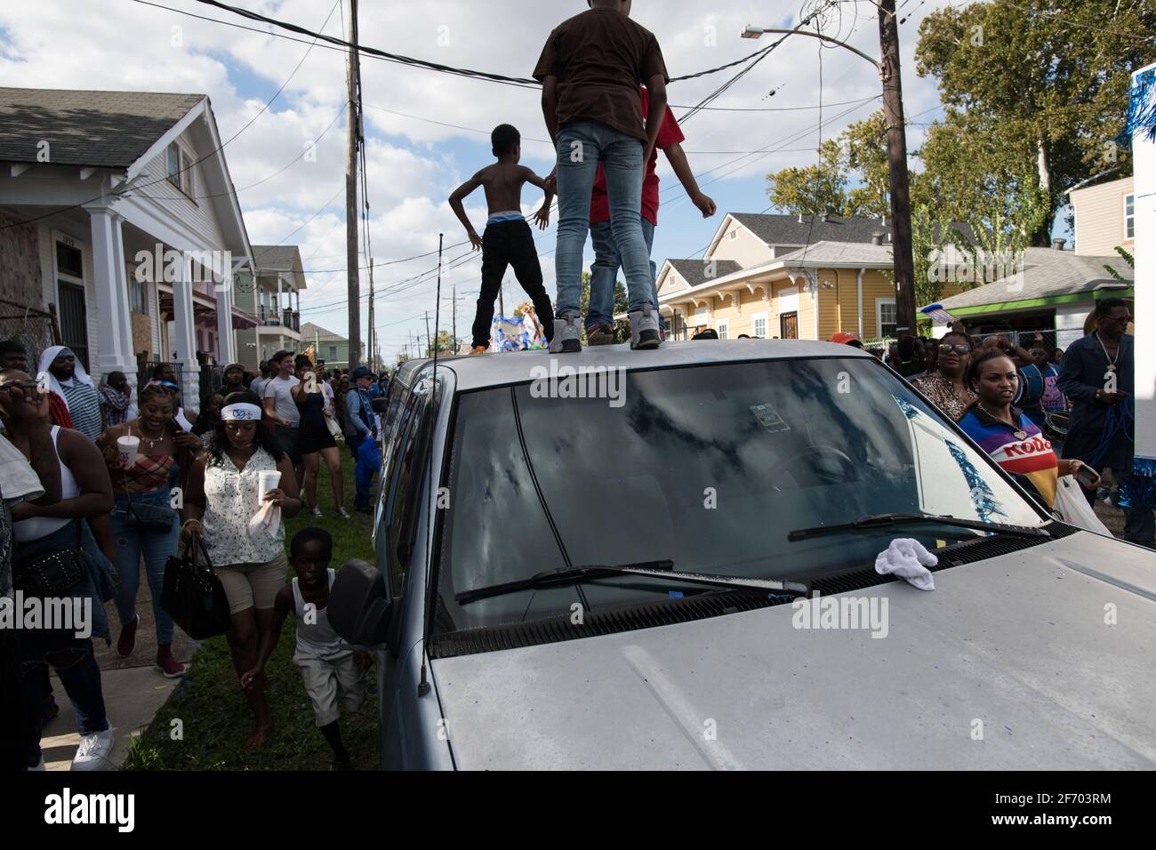 Enfants dansant sur des voitures pendant le Prince de Galles, l'aide sociale de la Nouvelle-Orléans et le Pleasure Club second Line (Secondline) second Line Sunday Parade, la Nouvelle-Orléans. Banque D'Images