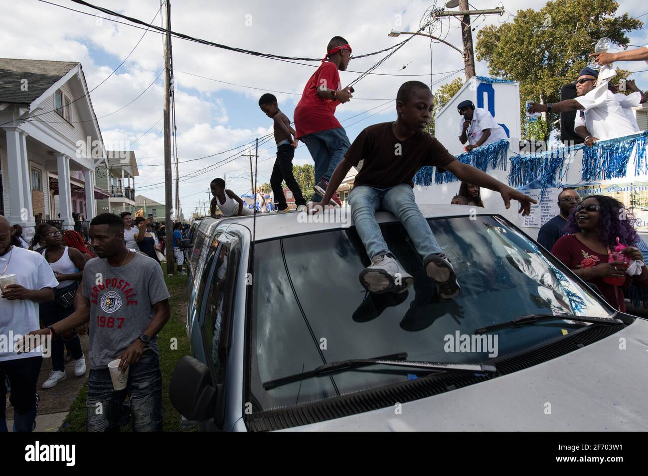 Enfants dansant sur des voitures pendant le Prince de Galles, l'aide sociale de la Nouvelle-Orléans et le Pleasure Club second Line (Secondline) second Line Sunday Parade, la Nouvelle-Orléans. Banque D'Images