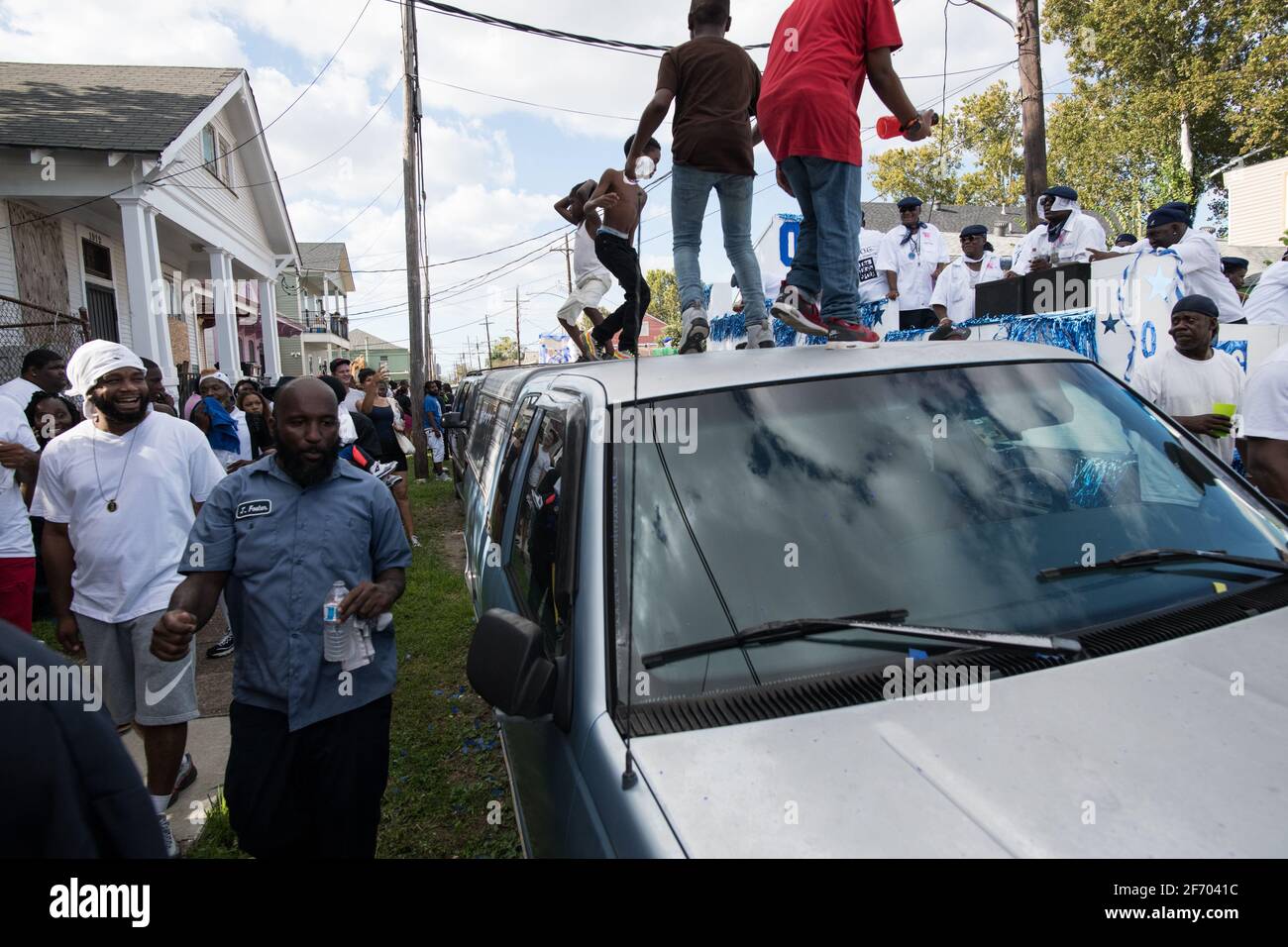 Enfants dansant sur des voitures pendant le Prince de Galles, l'aide sociale de la Nouvelle-Orléans et le Pleasure Club second Line (Secondline) second Line Sunday Parade, la Nouvelle-Orléans. Banque D'Images
