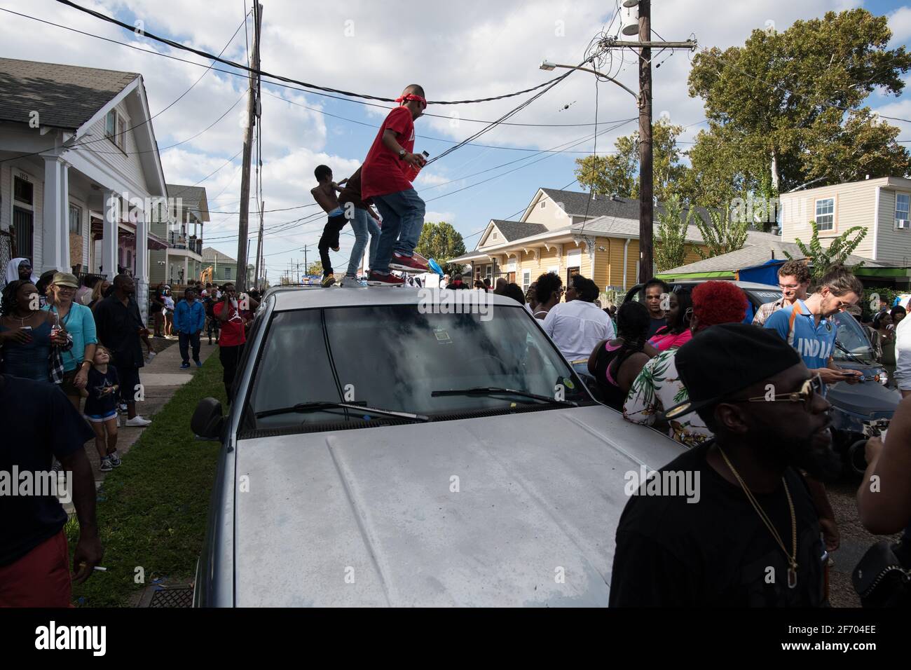 Enfants dansant sur des voitures pendant le Prince de Galles, l'aide sociale de la Nouvelle-Orléans et le Pleasure Club second Line (Secondline) second Line Sunday Parade, la Nouvelle-Orléans. Banque D'Images