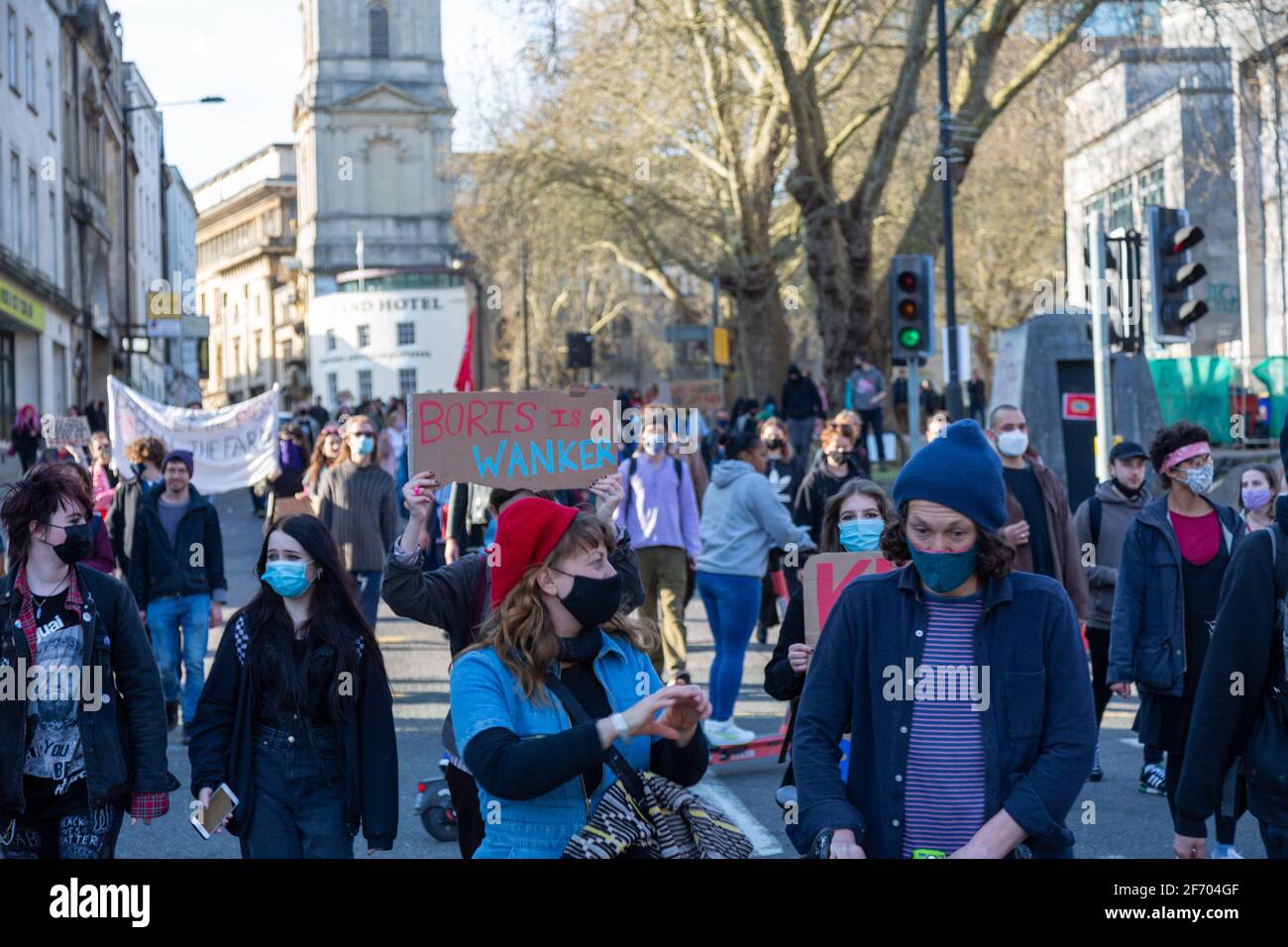 Bristol, Royaume-Uni, le 3 avril 2021. Les manifestants se sont rassemblés sur le College Green avant de marcher dans le centre-ville avant qu'une protestation et des discours assis aient eu lieu pacifiquement avec une présence policière minimale. Rob Hawkins / Alamy Live News Banque D'Images